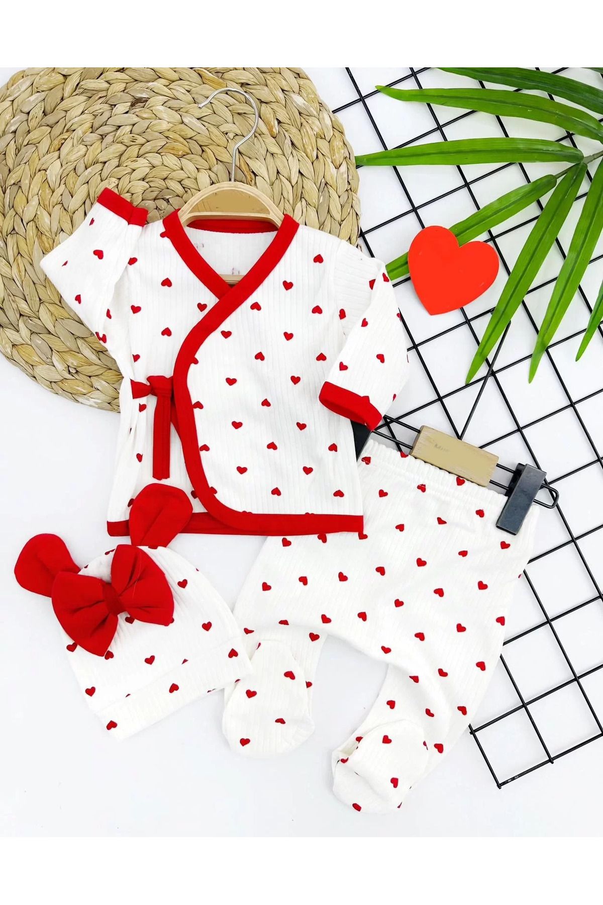 onlinebutik Piti Kalp Desenli Şapkalı Patikli 3lü Kız Bebek Takımı