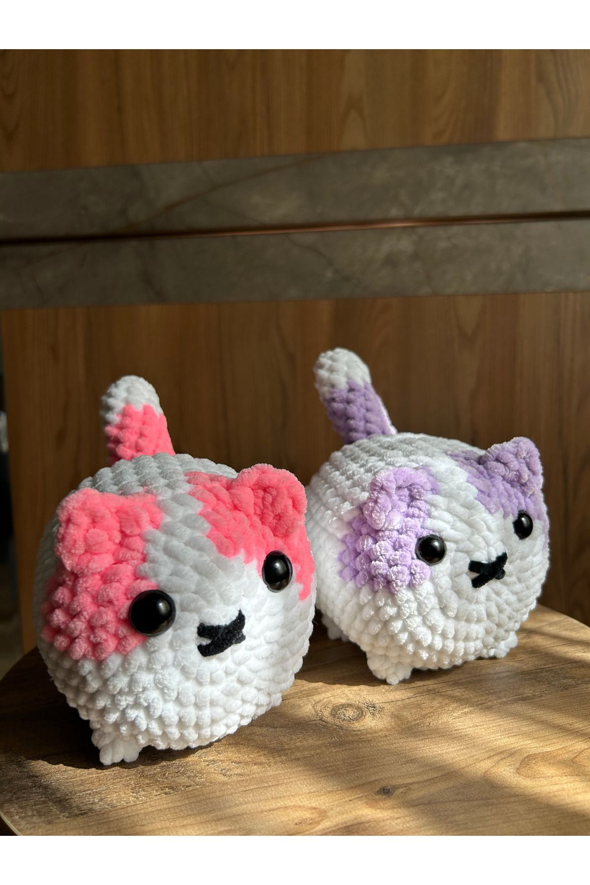 Bloomify Renkli Peluş Kedicik – El Örmesi Tatlı Oyuncak