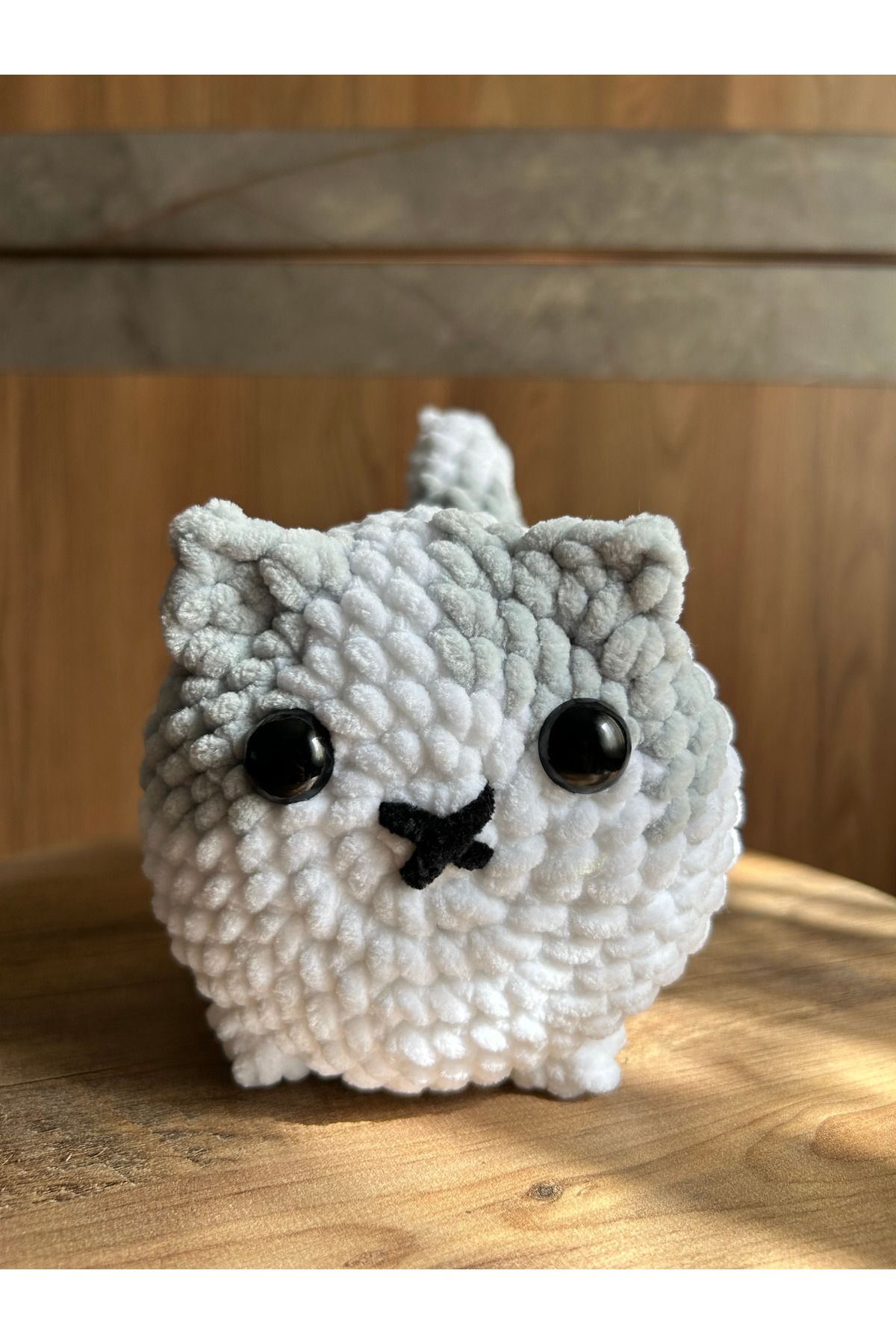 Bloomify Renkli Peluş Kedicik – El Örmesi Tatlı Oyuncak