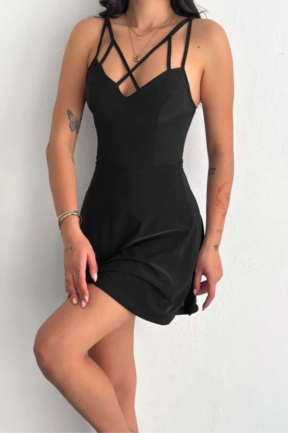 İntive Lingerie İnce Çift Çapraz Askılı Volan Etekli Sade Siyah V Yaka Mini Elbise