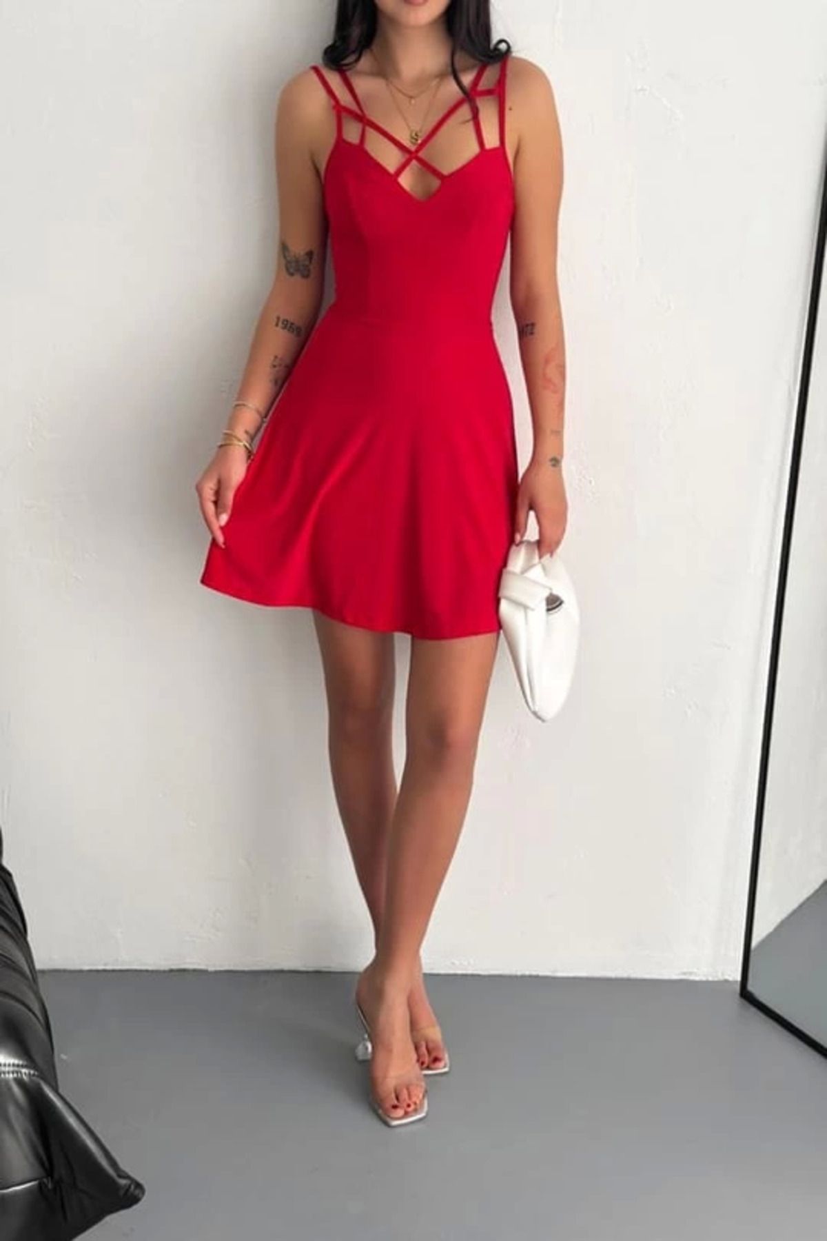 İntive Lingerie İnce Çift Çapraz Askılı Volan Etekli Sade Kırmızı V Yaka Mini Elbise