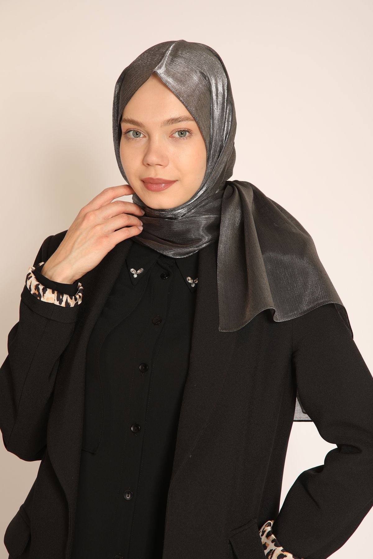 BERCHEM SCARF Akel Antrasit Şal – Gece Şıklığını Tamamlayan Parlak Tesettür Şal