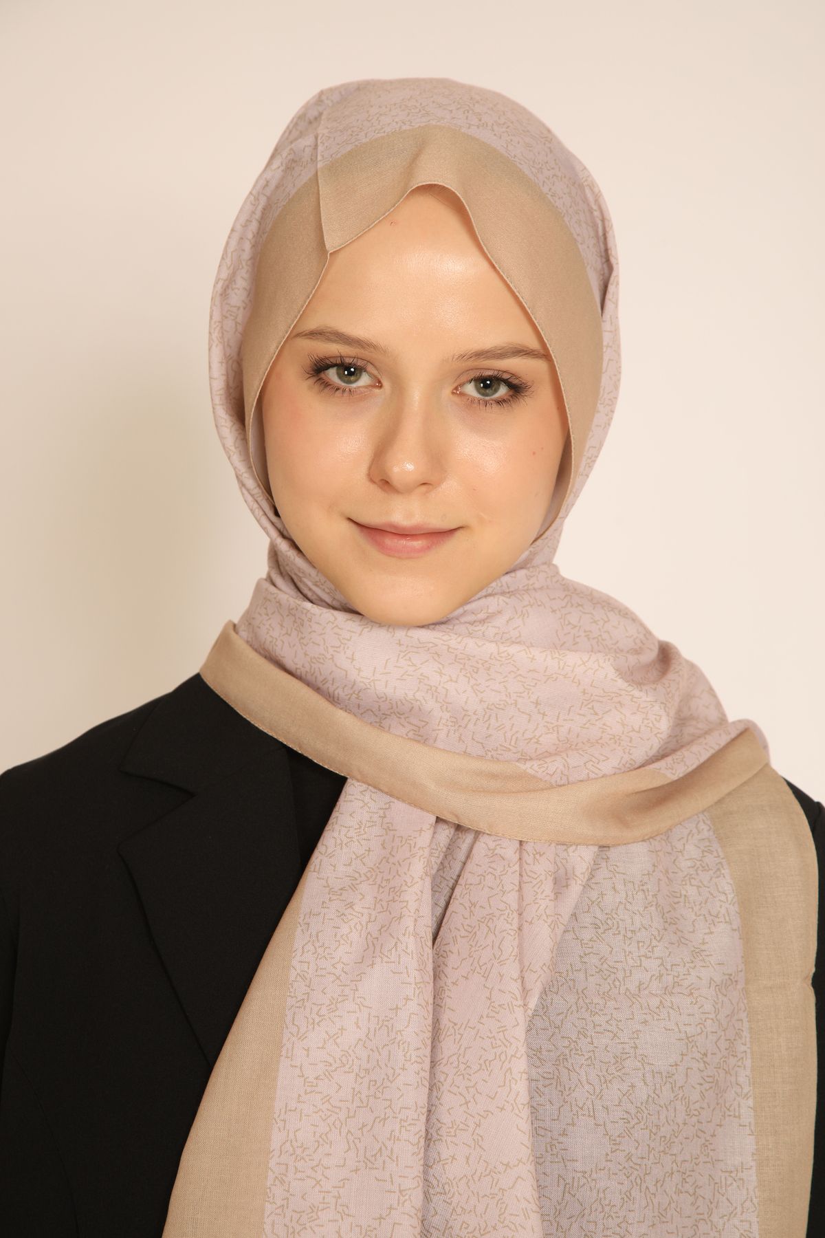 BERCHEM SCARF Akel Desenli Bej Şal – Şıklığı ve Zarafeti Bir Arada Sunan Modern Tasarım