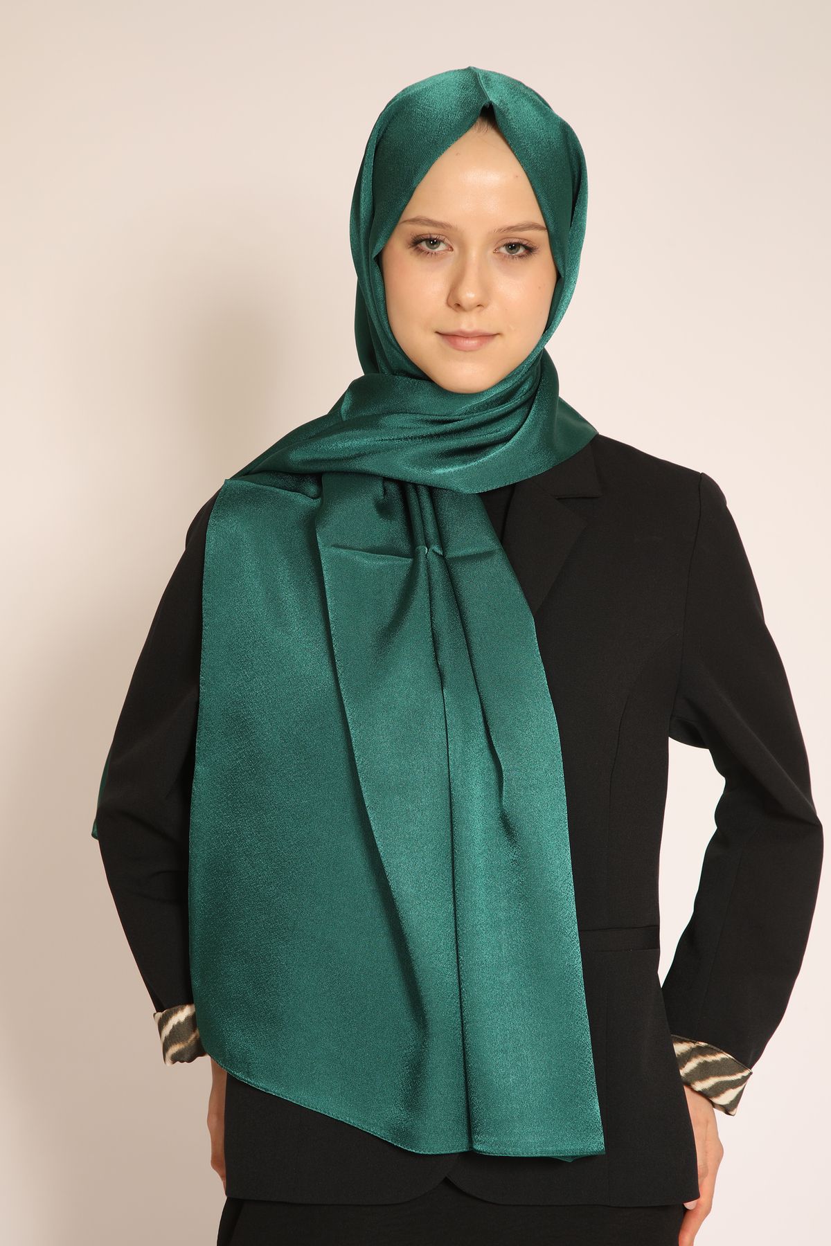 BERCHEM SCARF Akel Düz Aura Zümrüt Yeşili Şal – Işıltılı Dokusu ve Modern Tarzıyla Şıklığın Tamamlayıcısı