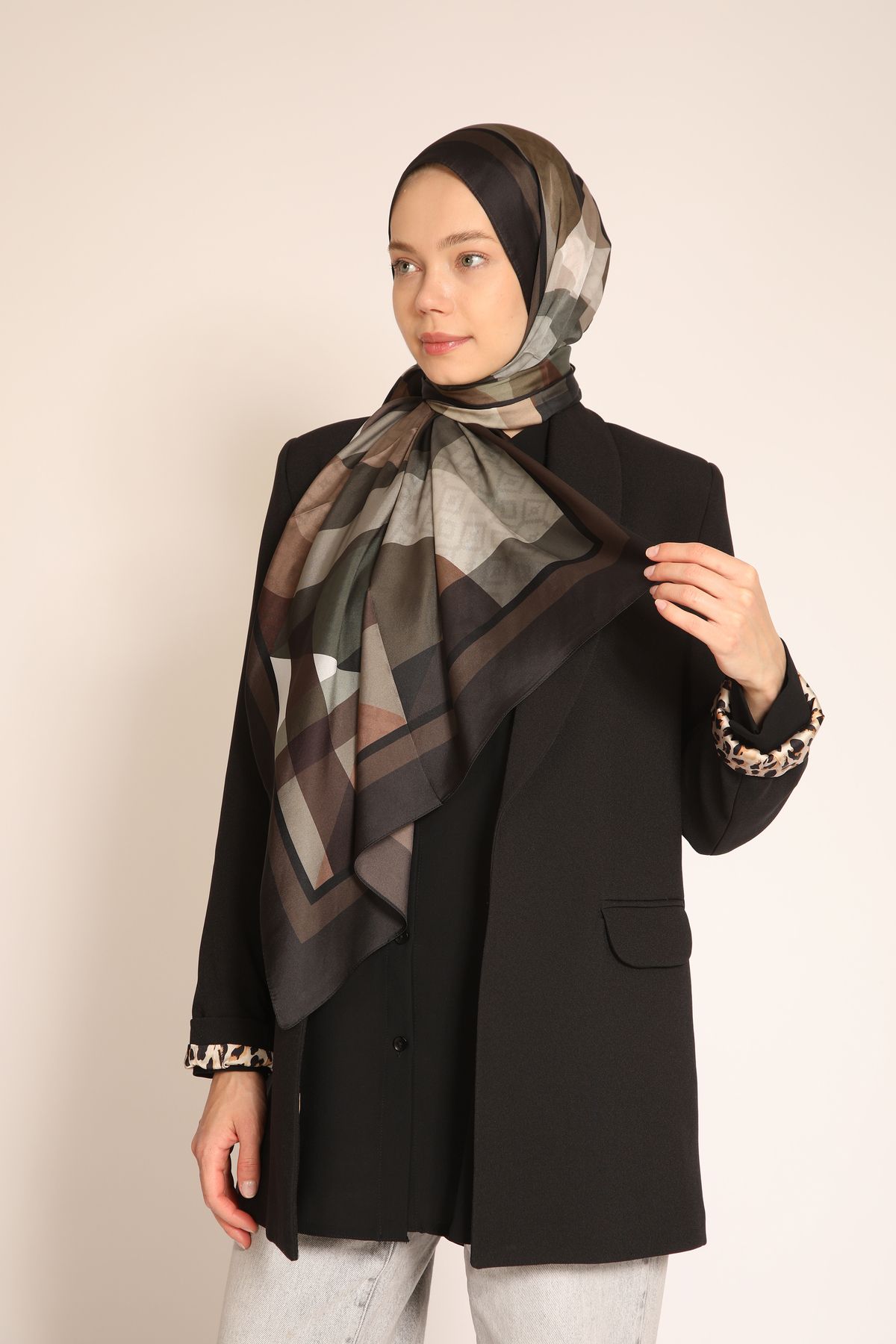 BERCHEM SCARF Akel Çift Taraflı Kahverengi Geometrik Desenli Şal – Modern ve Şık Tasarım