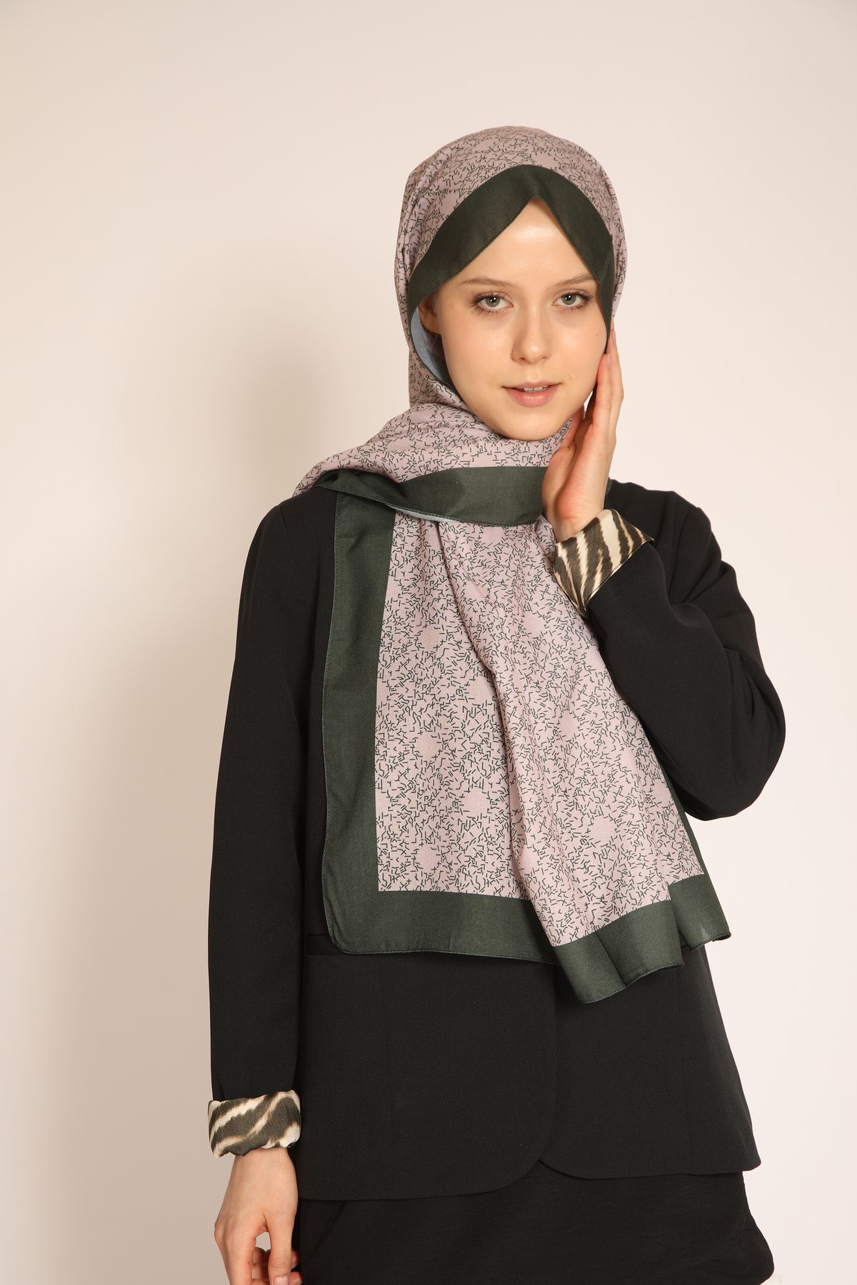 BERCHEM SCARF Akel Yeşil Kenarlı Pembe Mikro Desenli Şal – Zarif ve Modern Görünüm İçin İdeal Şal Modeli