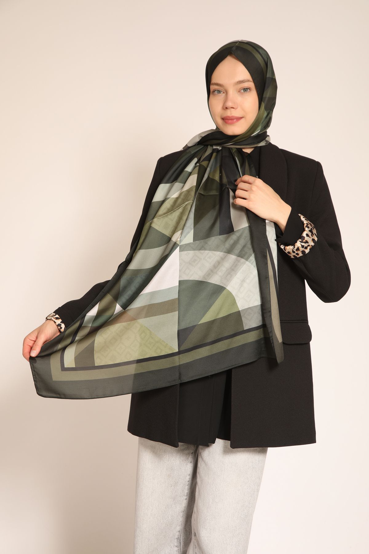 BERCHEM SCARF Akel Çift Taraflı Haki Ton Geometrik Desenli Şal – Modern ve Zarif Stil Tamamlayıcısı