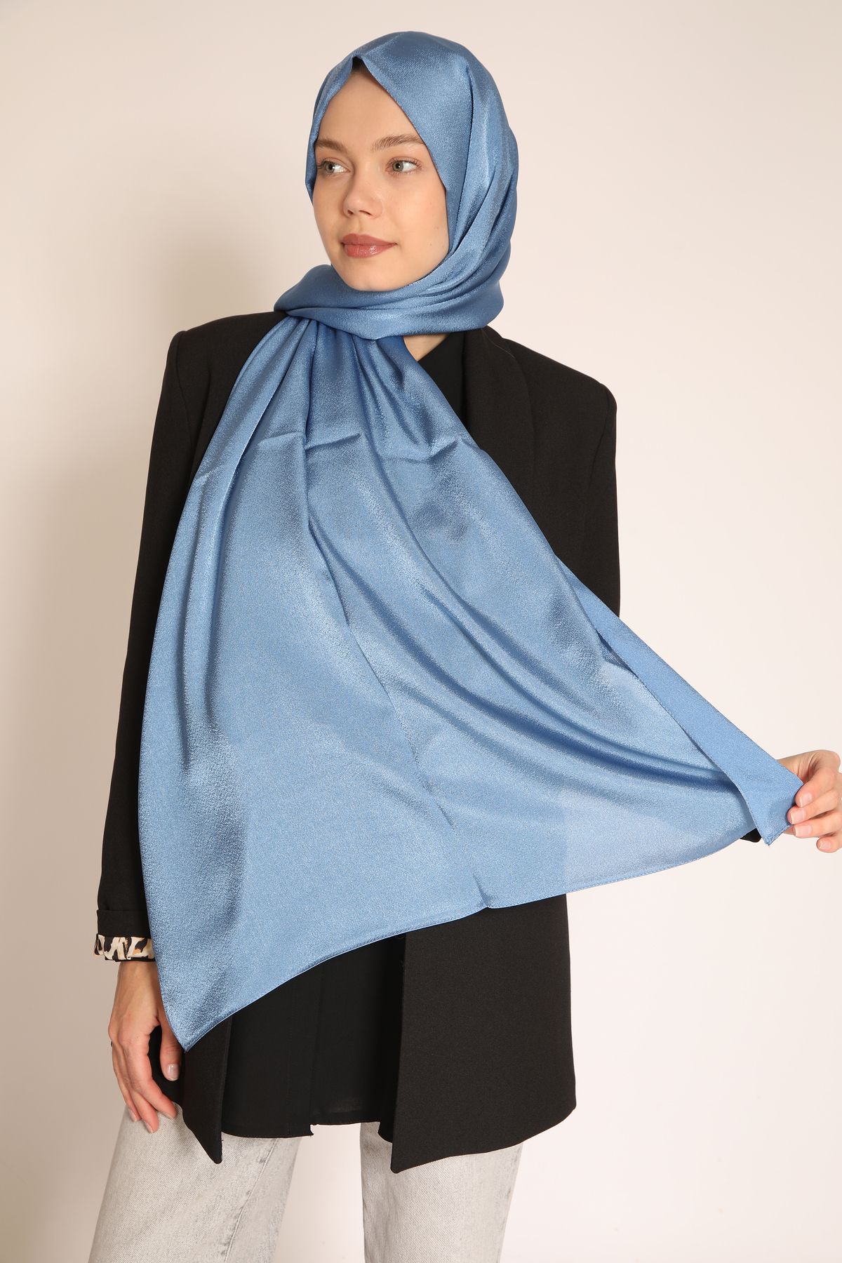 BERCHEM SCARF Akel Düz Aura Mavi Saten Şal – Işıltılı, Rahat ve Modern Tesettür Şal