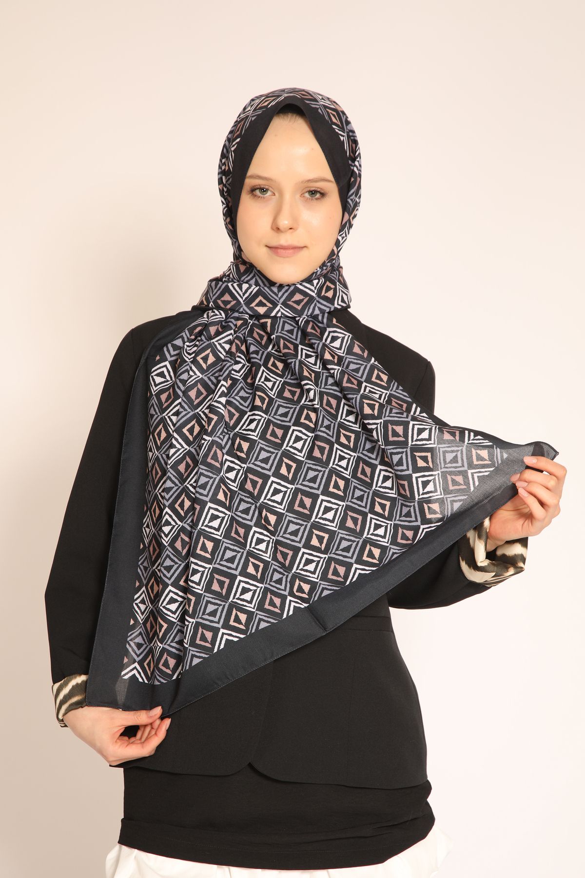 BERCHEM SCARF Akel Siyah Gül Kurusu Geometrik Desenli Şal – Şıklığın Modern Yorumu