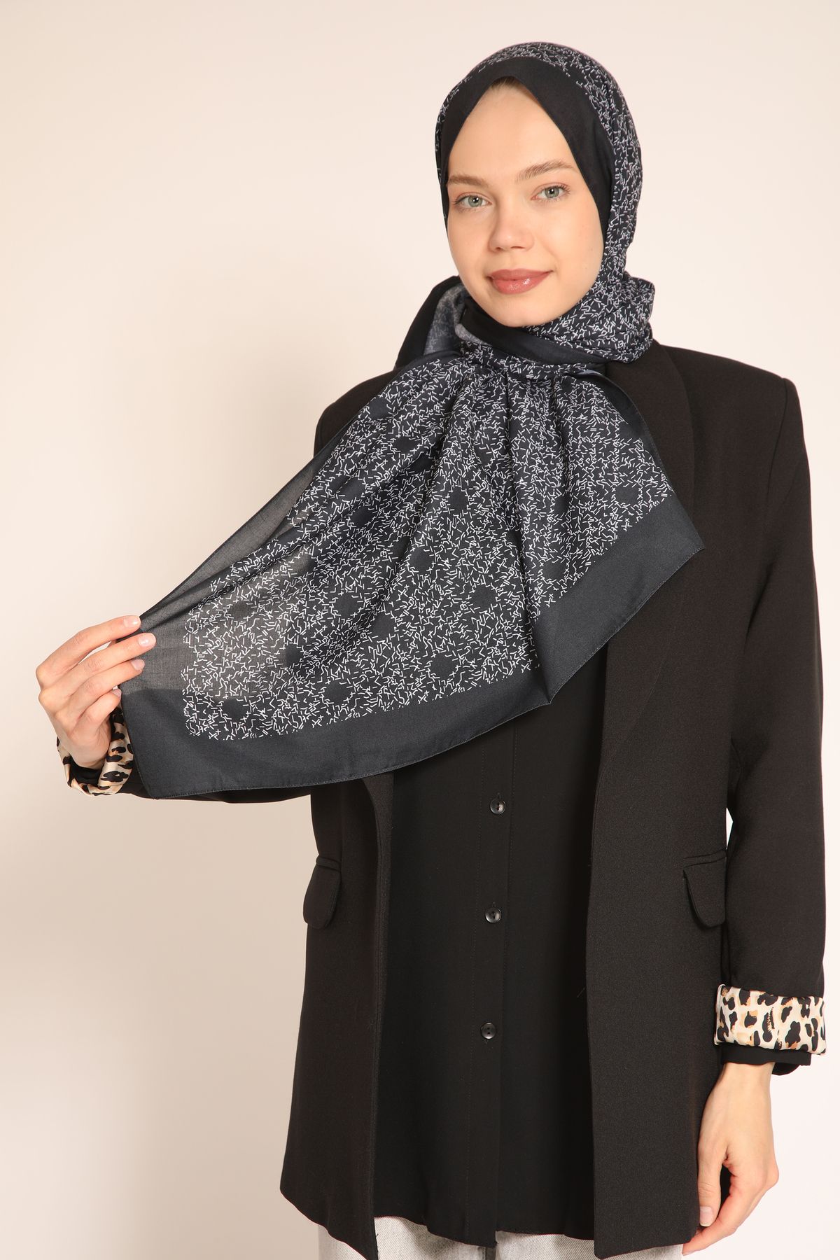 BERCHEM SCARF Akel Siyah Mikro Desenli Şal – Modern ve Şık Tasarımıyla Günlük ve Özel Kombinlere Uyumlu