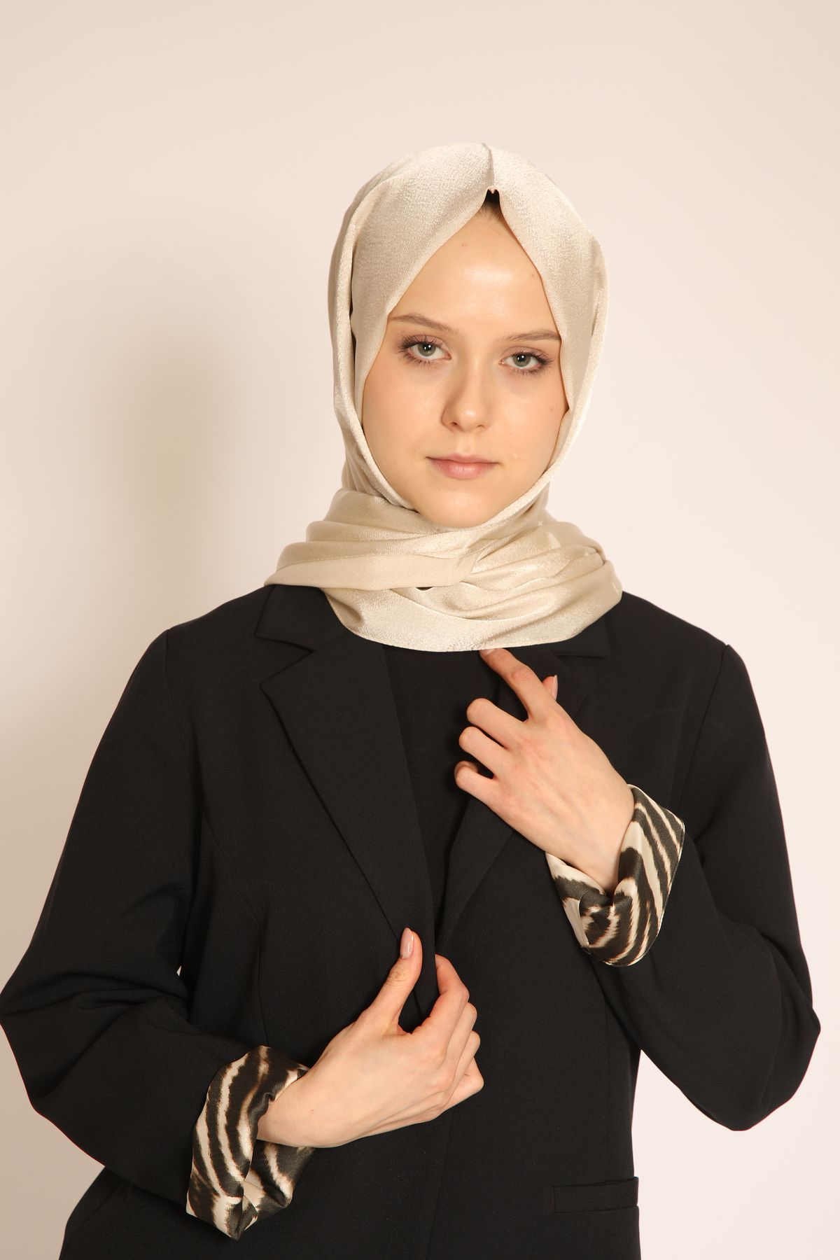 BERCHEM SCARF Akel Düz Aura Krem Şal – Zamansız Şıklık ve Işıltılı Duruşuyla Her Kombine Uyumlu