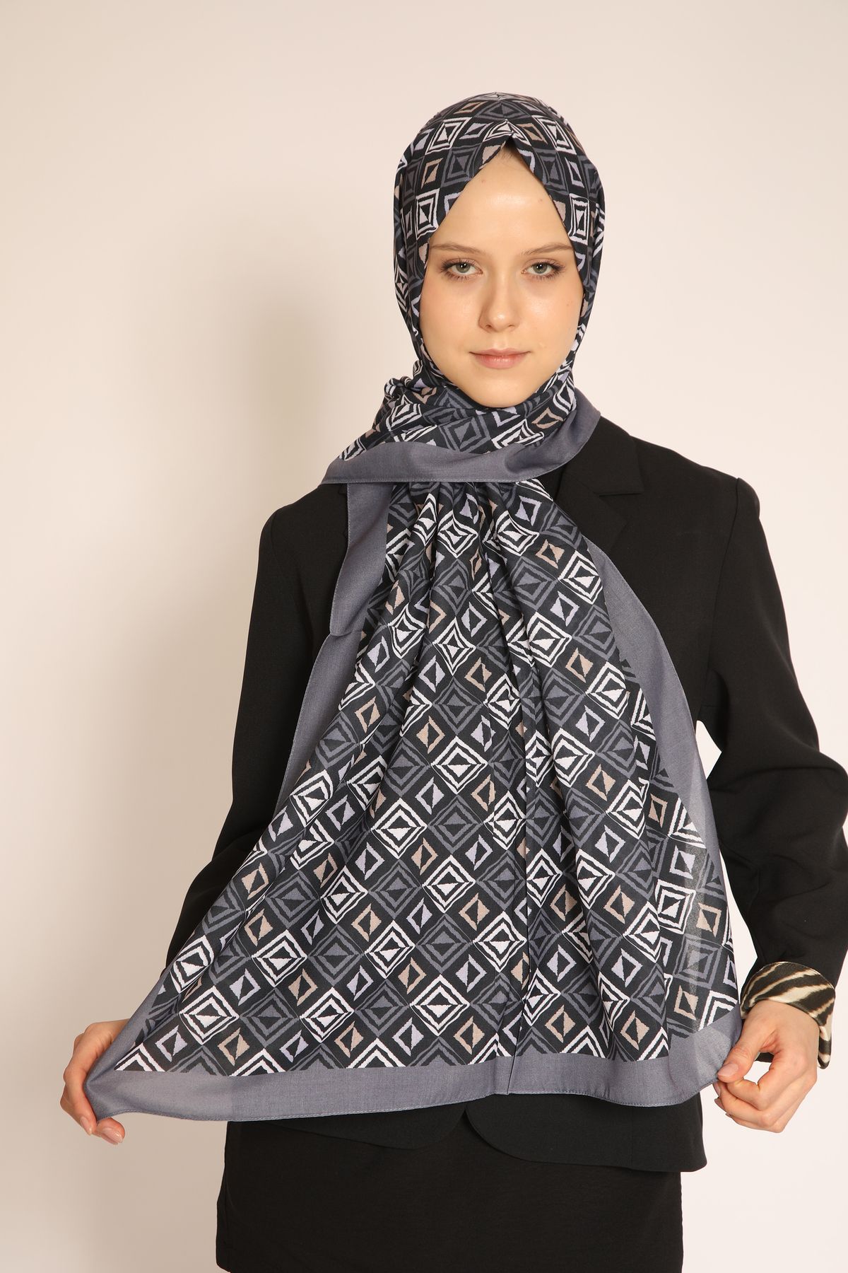 BERCHEM SCARF Akel Gri Geometrik Desenli Şal – Modern ve Zarif Şıklık
