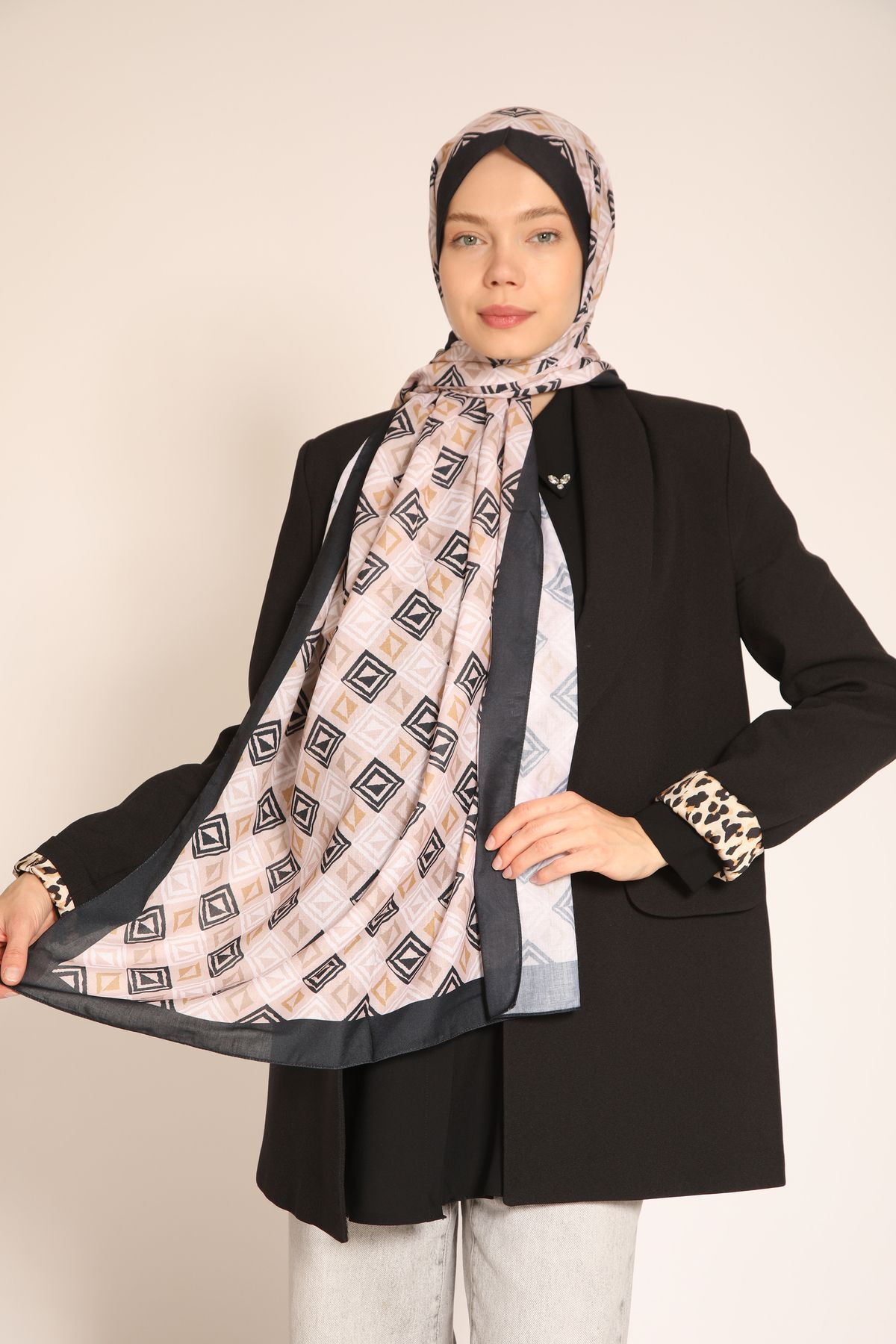 BERCHEM SCARF Akel Pudra Geometrik Desenli Şal – Soft Renklerle Modern Tarz
