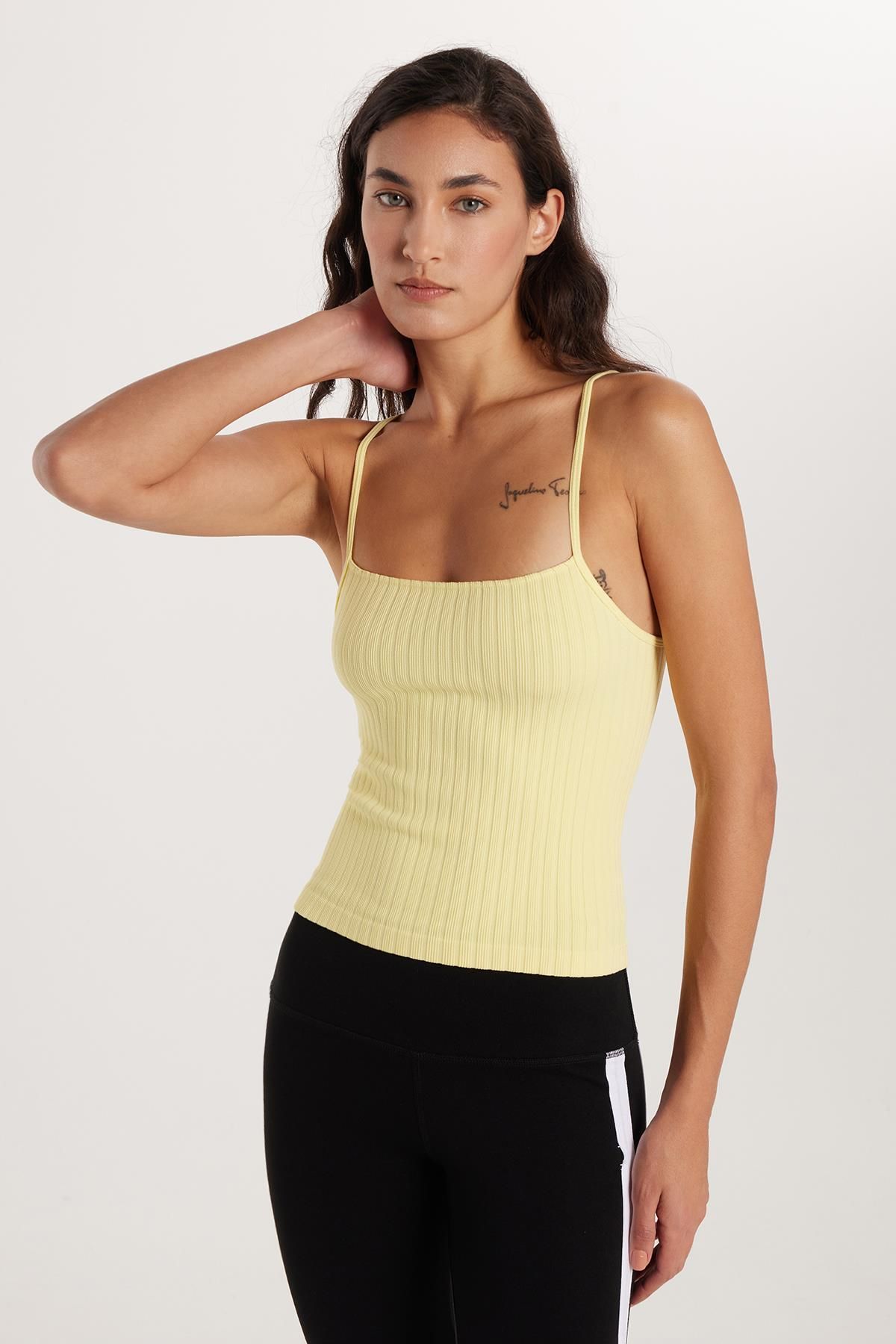 Tudors Kadın Slim Fit Dar Kesim İnce Askılı Kare Yaka Sarı Atlet