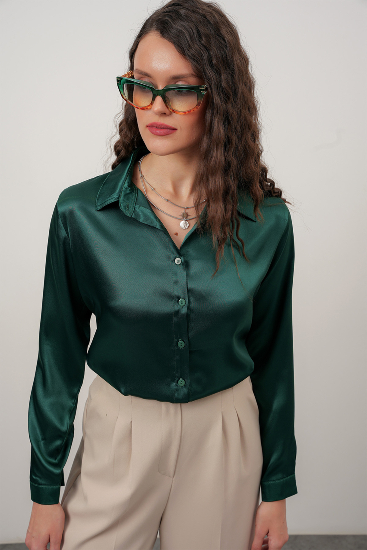Merterium  Kadın Zümrüt Yeşili Saten Gömlek Geniş Beden Aralığı - Görsel 5