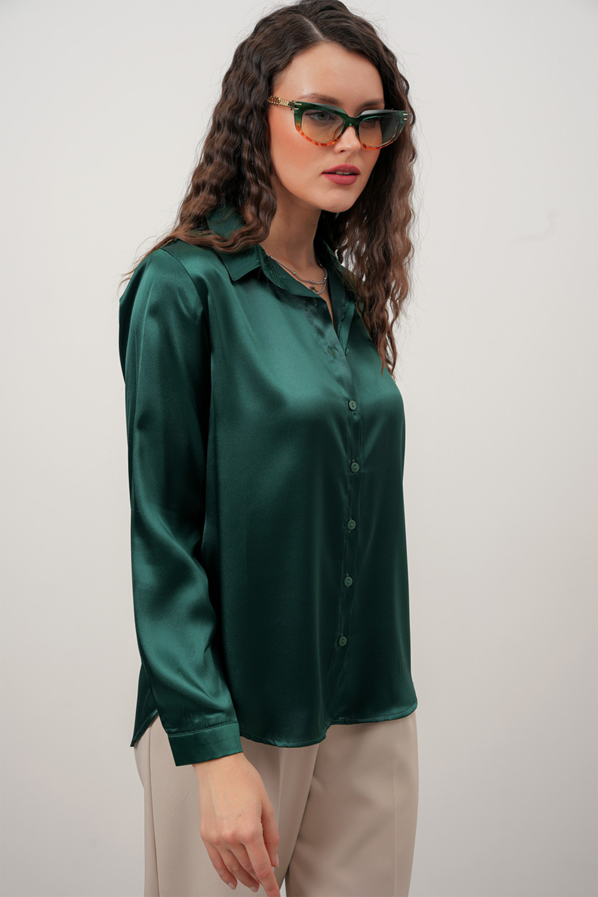 Merterium  Kadın Zümrüt Yeşili Saten Gömlek Geniş Beden Aralığı - Görsel 4