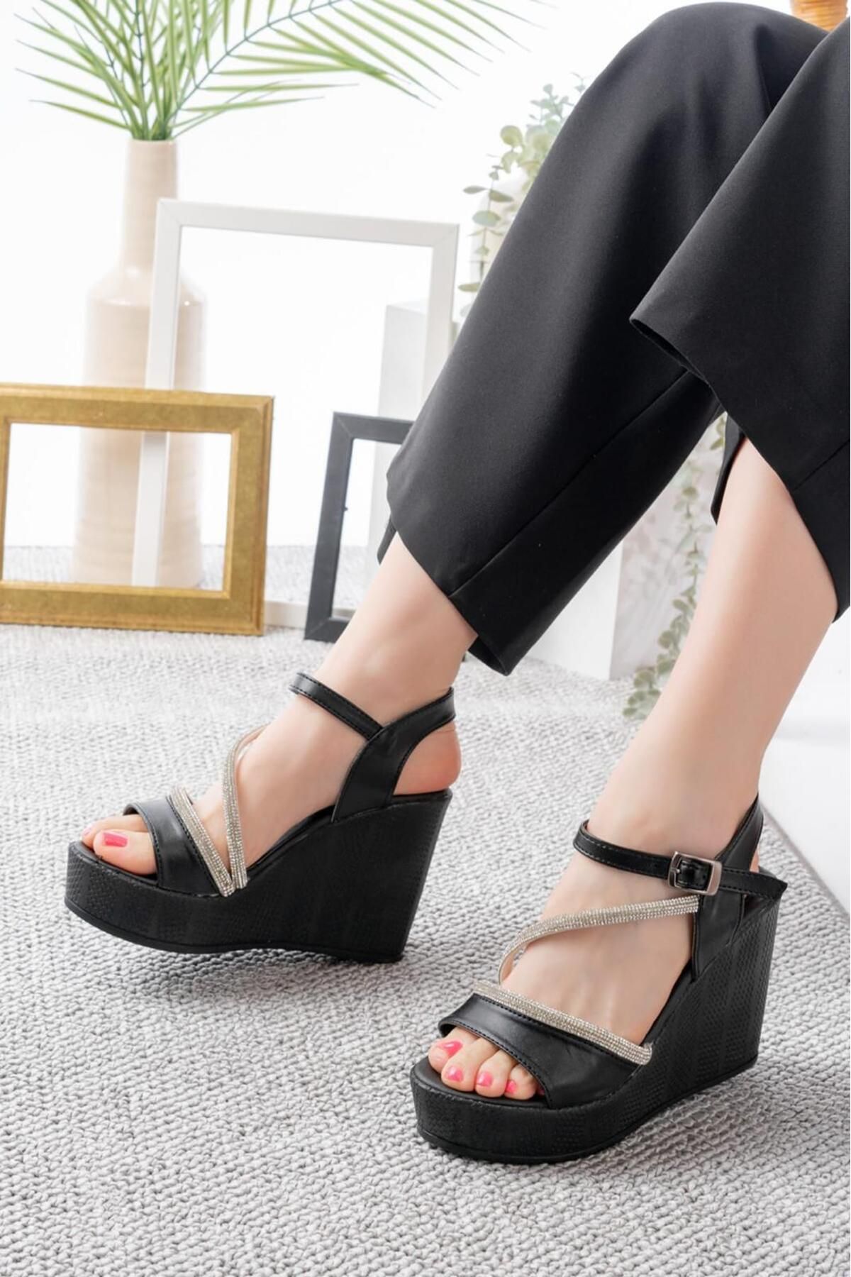 BİKAJOO Kadın Siyah 10 Cm Dolgu Topuk Taşlı Tek Bant Sandalet BKJ3028