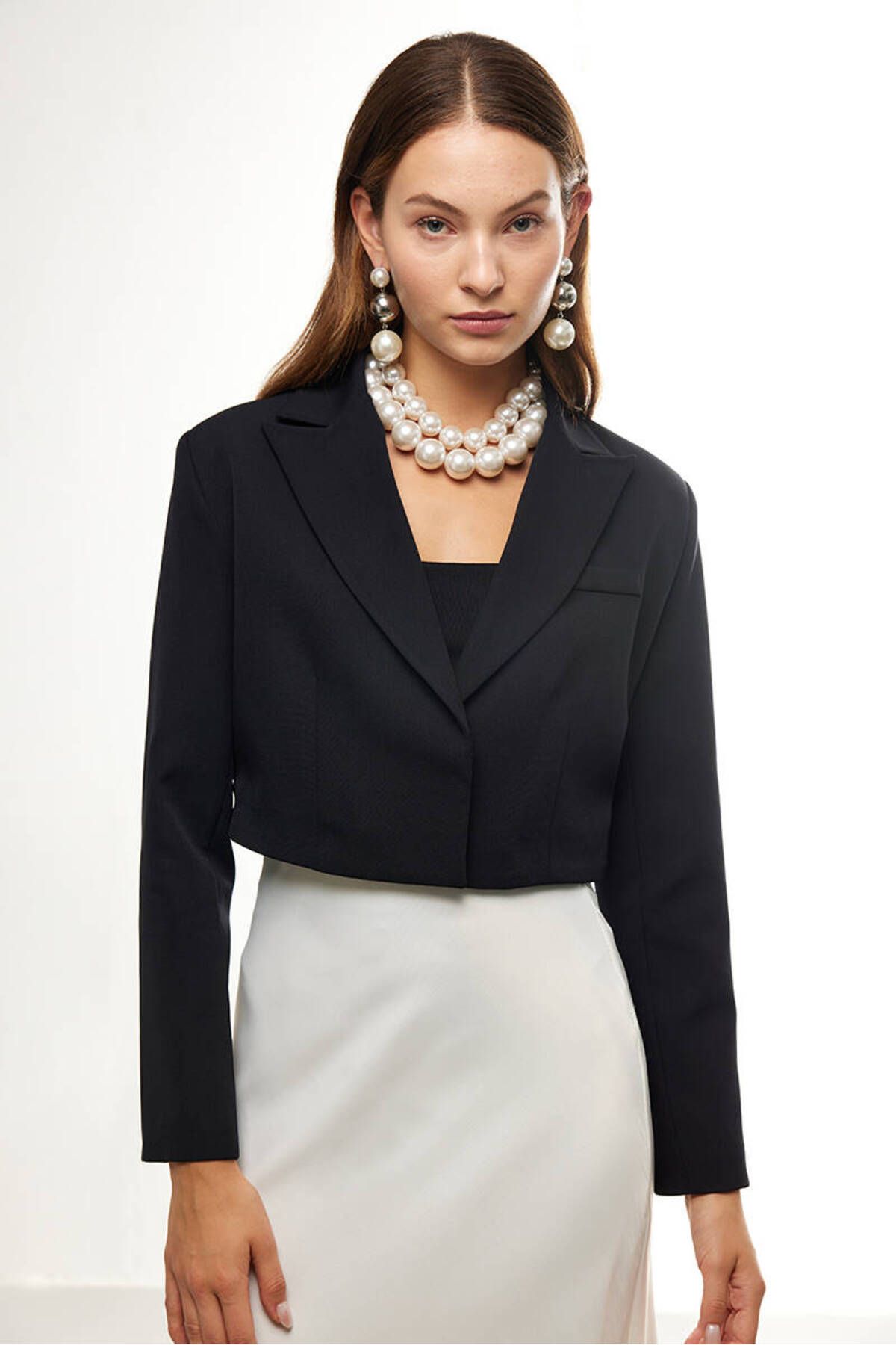 BE BLUE-Blazer negru crop - Design elegant și confortabil 3