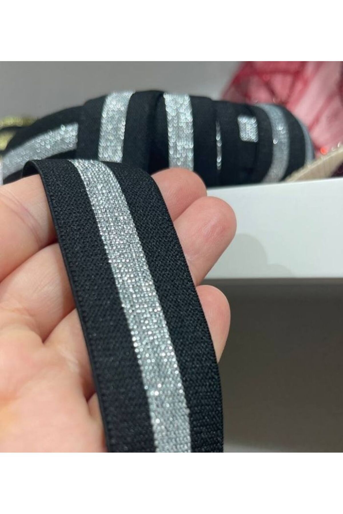 Parça Kumaş Dünyası Siyah ve Gümüş Renkli Lastik