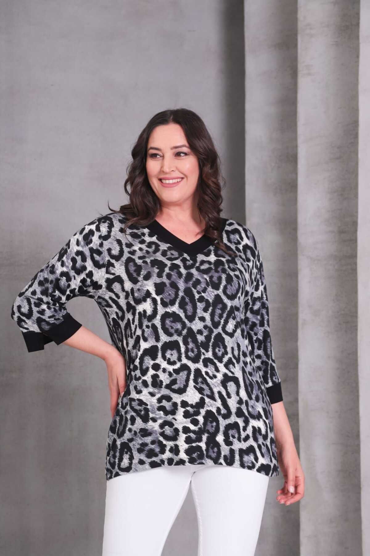 MODA V Yaka Yarım Kol Leopar Desenli Bluz