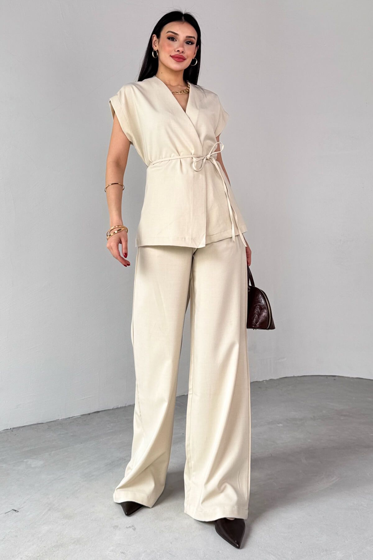 Cappmoda TKM-25139 Krem İnce Kuşak Detaylı V Yaka Kolsuz Üst Bol Paça Pantolon İkili Takım