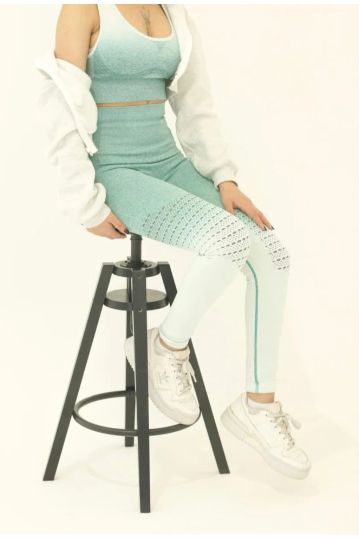 طقم حمالة صدر رياضية وبنطلون ضيق بدون درزات بتأثير جاكار متناغم