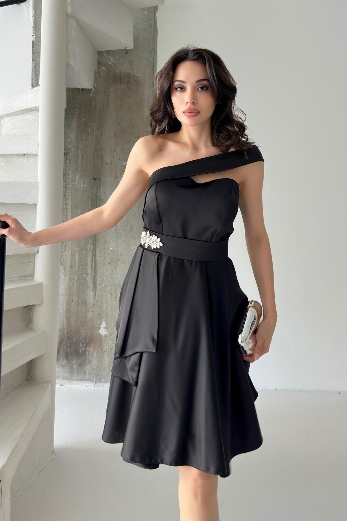 Serica Moda Siyah Tek Omuz Broş Detaylı Saten Abiye Elbise