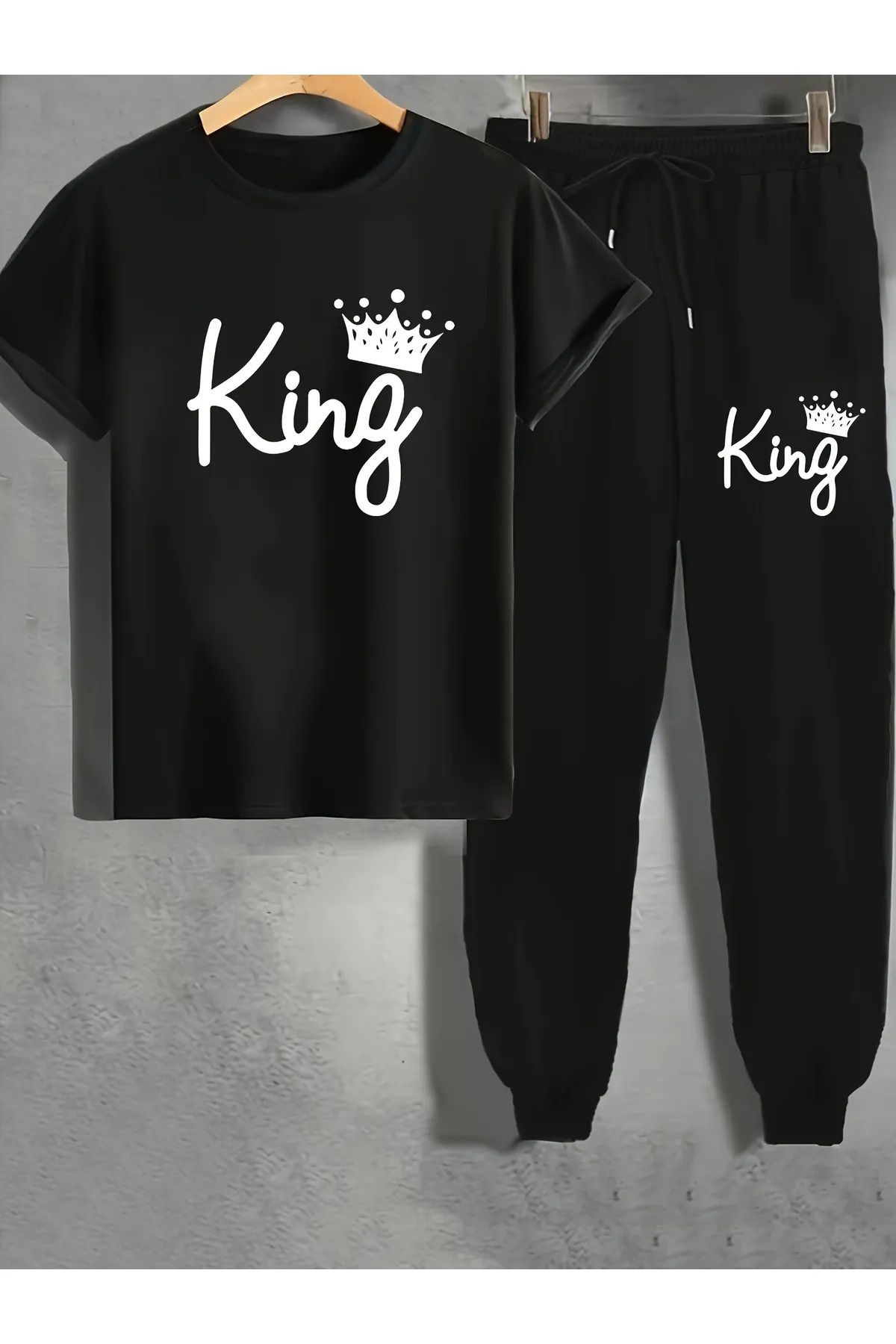 DESCARTES Baskılı T-Shirt ve Eşofman Takımı – Şıklık ve Konfor Bir Arada