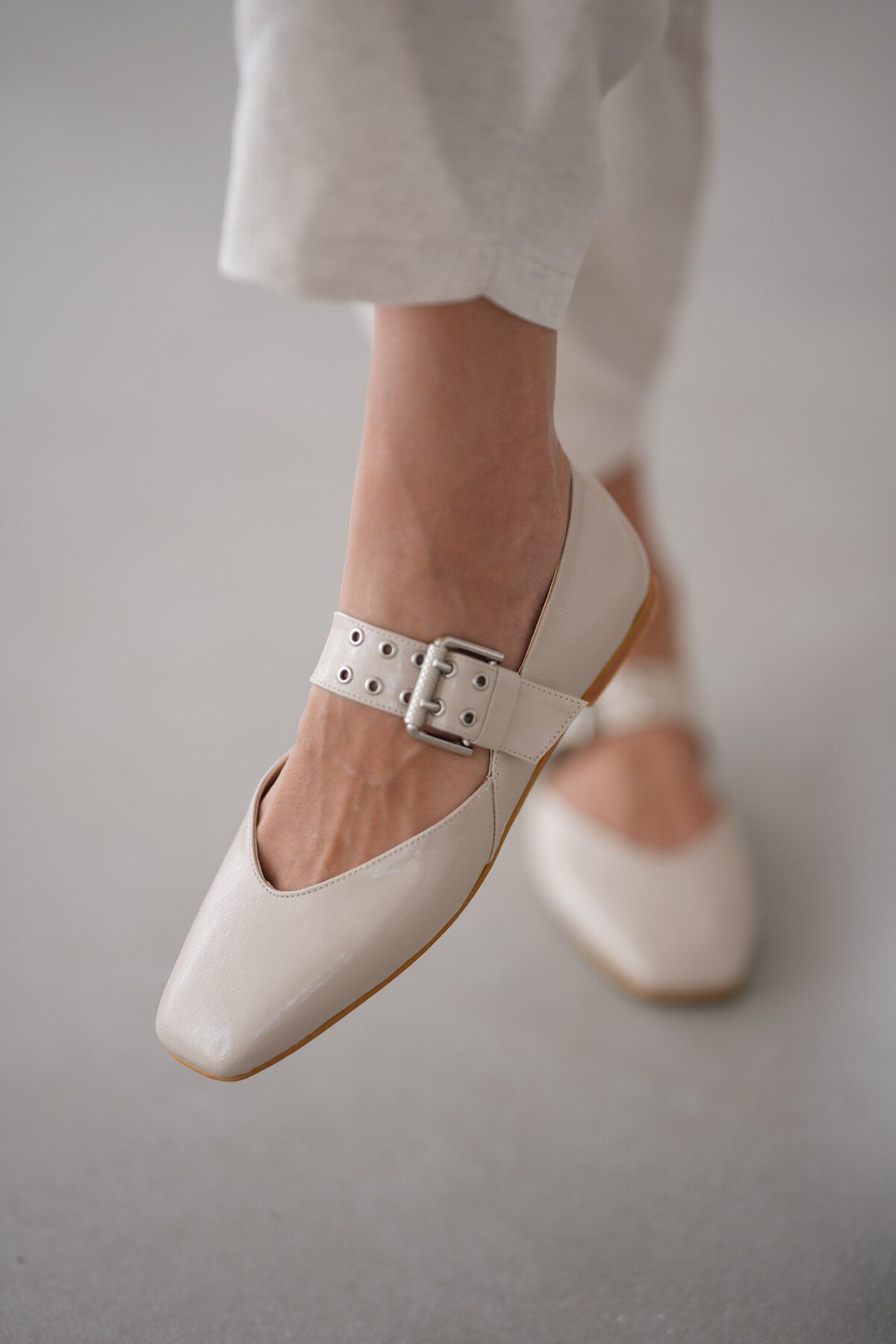 selinshoes Venny Küt Burun Zımba Toka Detaylı Kadın Babet- EKRU