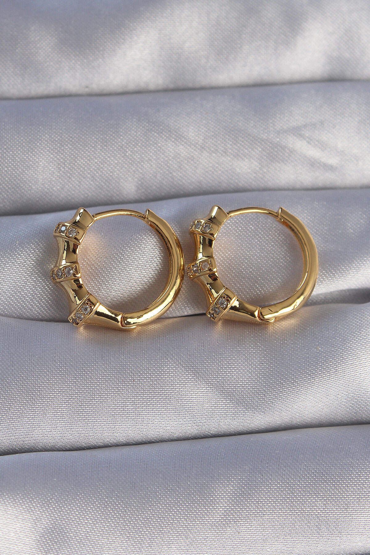 melfxxl eticaret Pirinç Gold Renk Kabartmalı Zirkon Taşlı Oval Model Küpe - Lisinya