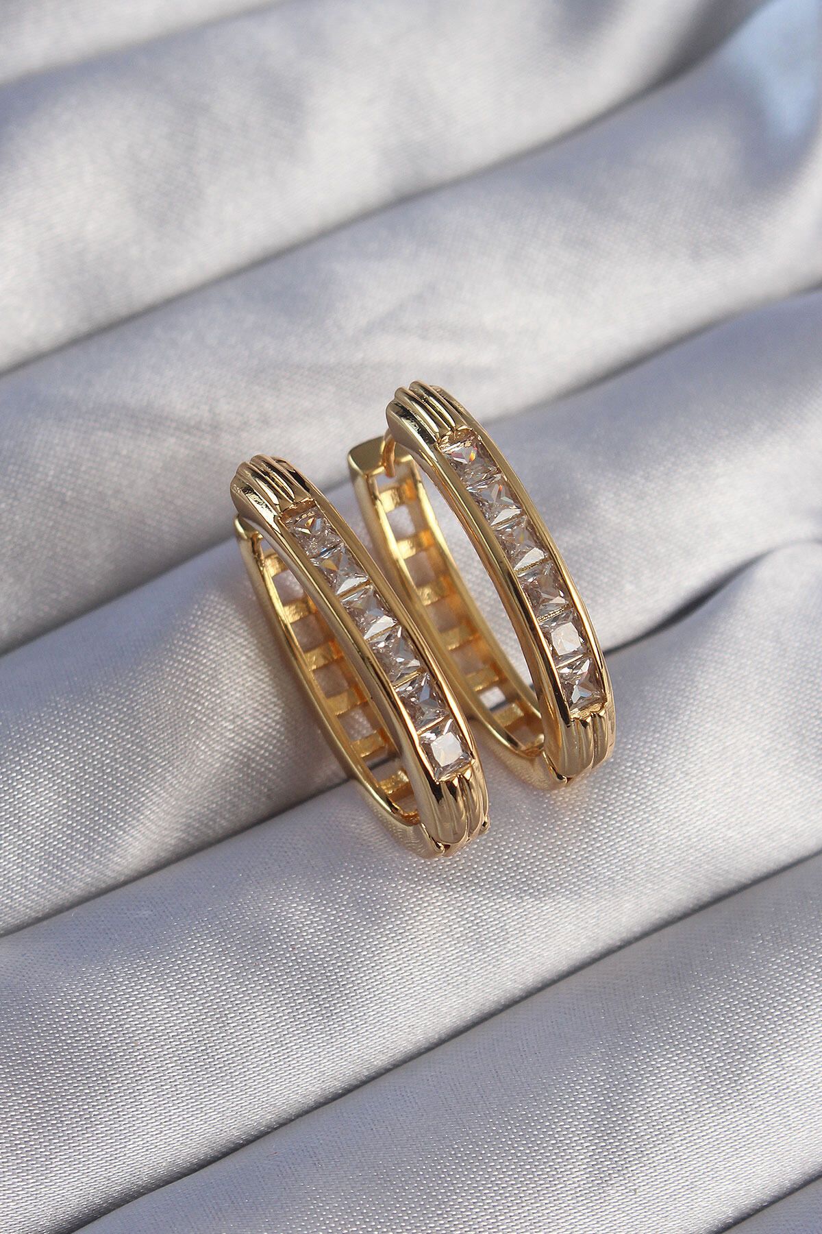 melfxxl eticaret Pirinç Gold Renk Zirkon Taşlı Oval Model Küpe - Lisinya