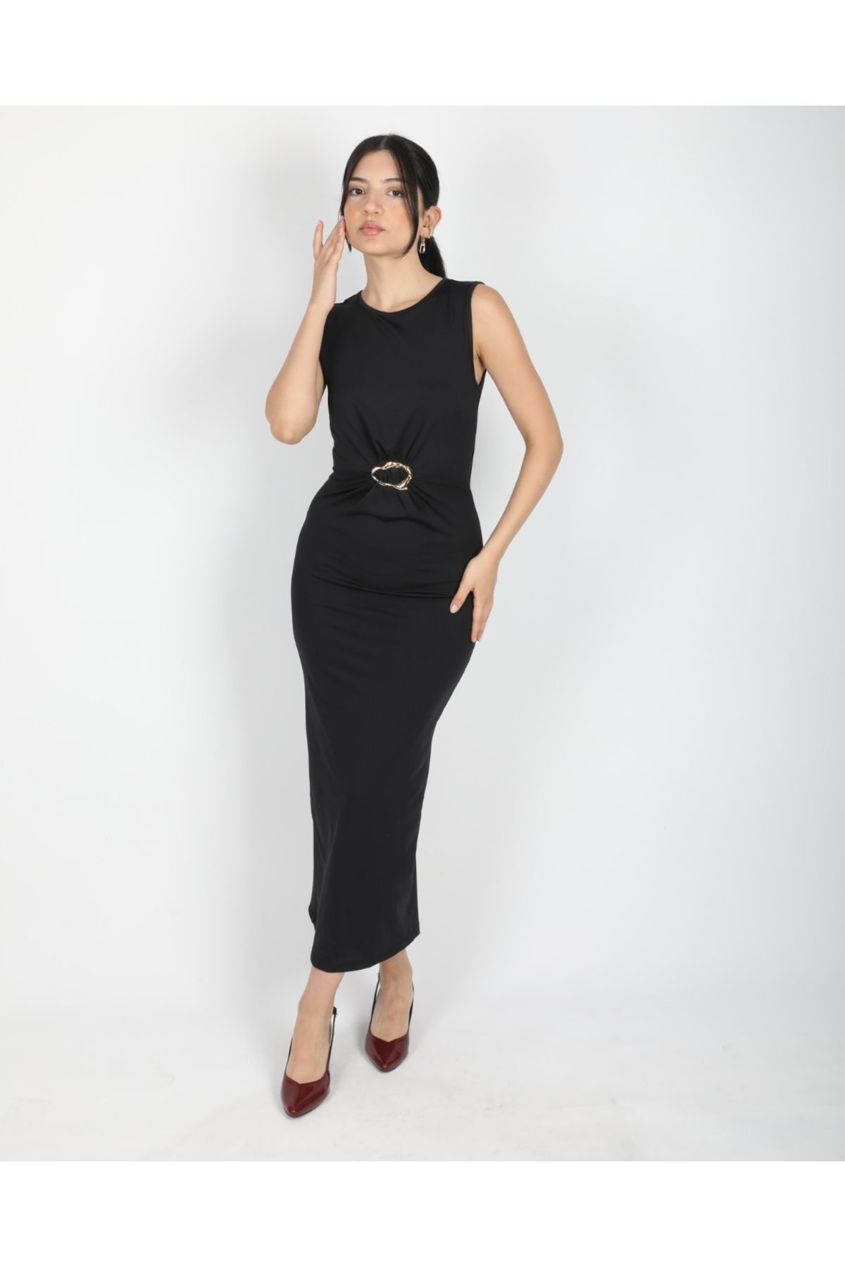 DEQ FASHION Siyah Bel Drape Aksesuarlı Kolsuz Yırtmaçlı Midi Boy Elbise