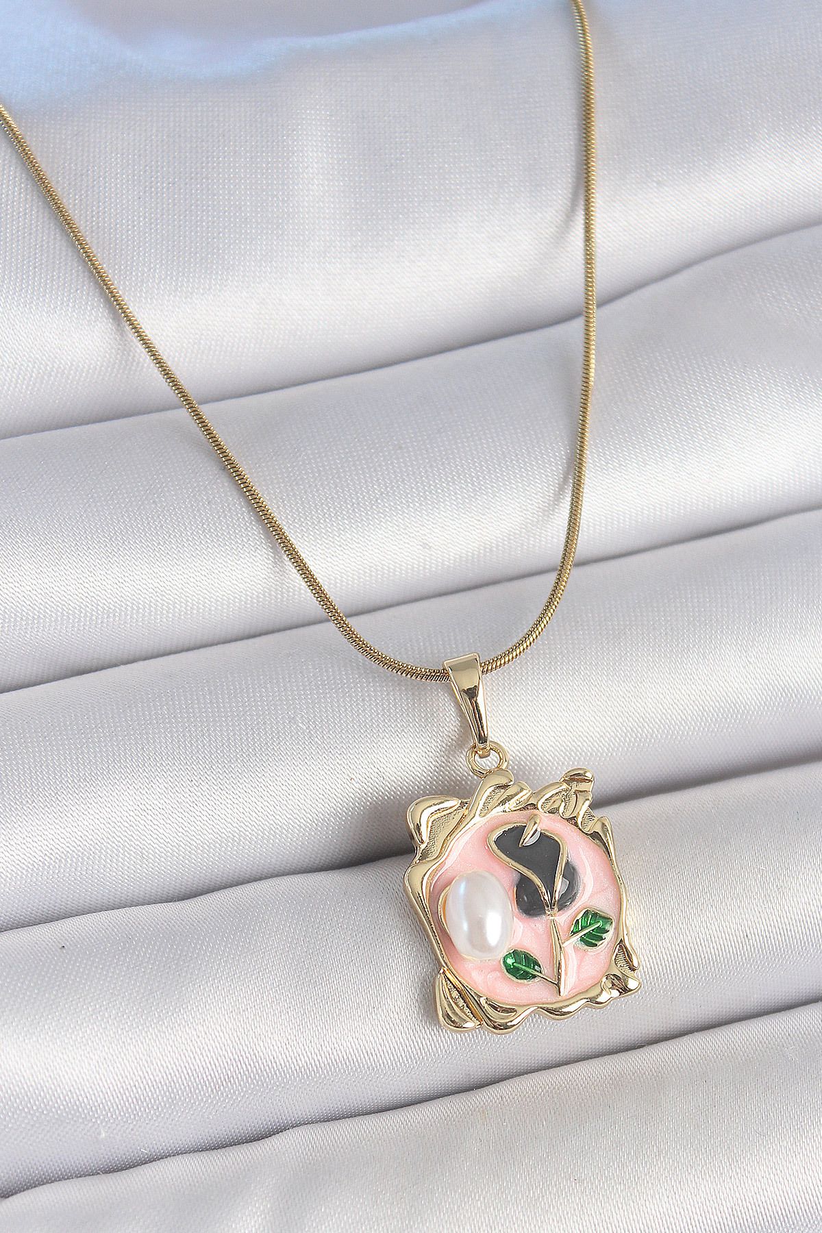 TUA MODA TUA MODA 316L Çelik Gold Renk Zincir Pembe Mineli Çiçek İşlemli İnci Detay Portre Model Kadın Kolye