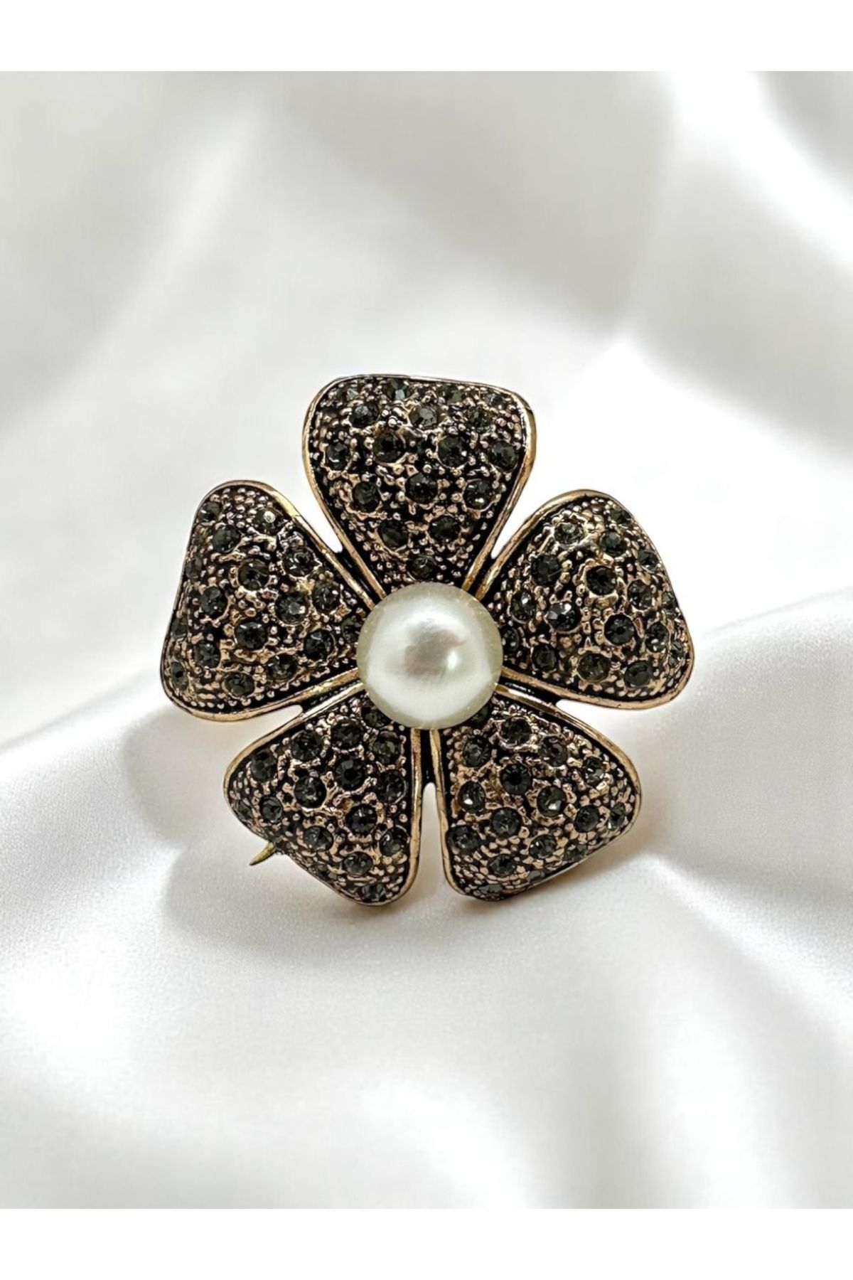 FUYA JEWELLERY İnci Detaylı Çiçek Broş