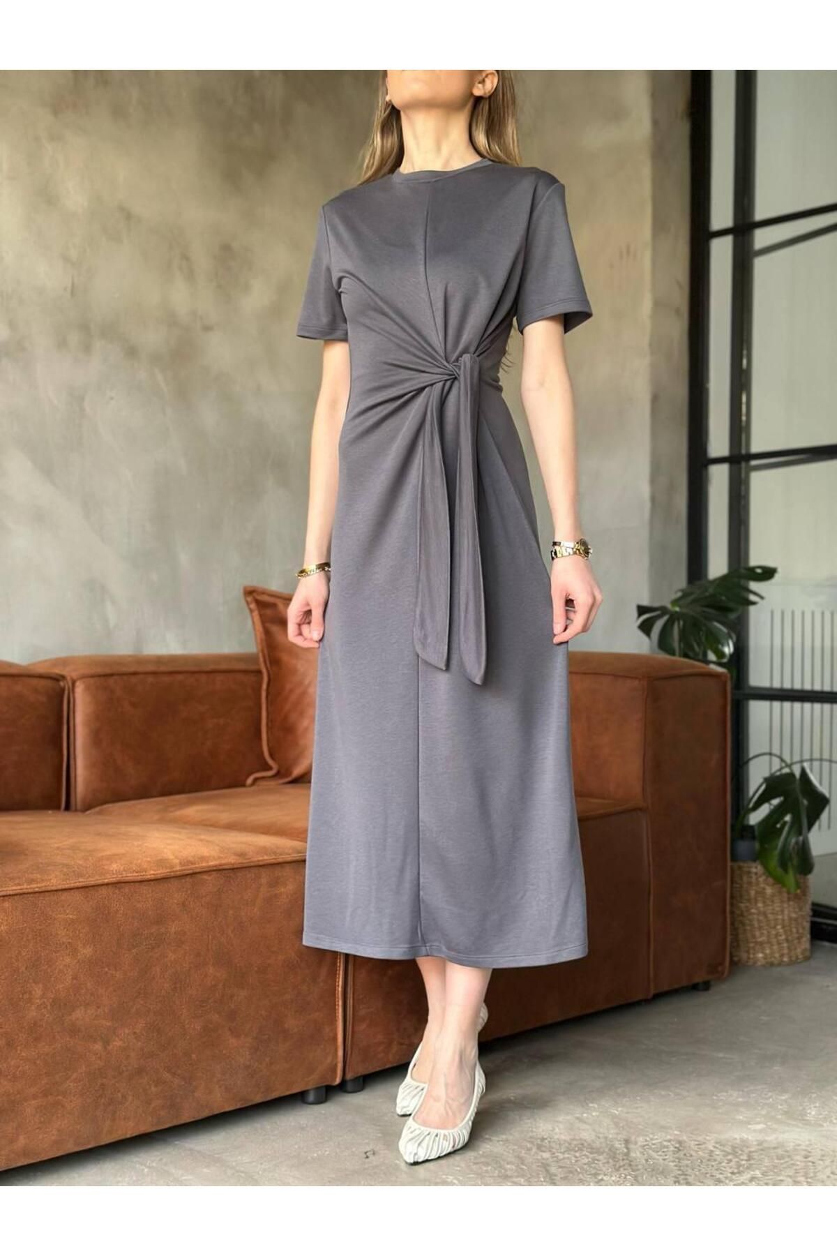 Moda Banuş Yazlık Pike Kumaş Belden Bağlamalı Yuvarlak Yaka Midi Boy Elbise