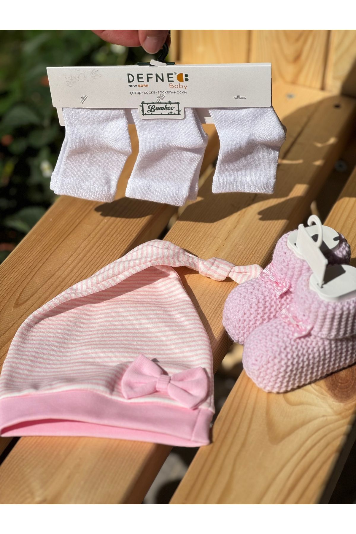 BETSY STUDIO Bebek Pembe Fiyonk Patik& Penye Şapka& 3lü Bambu Çorap Set Yenidoğan Hediyelik