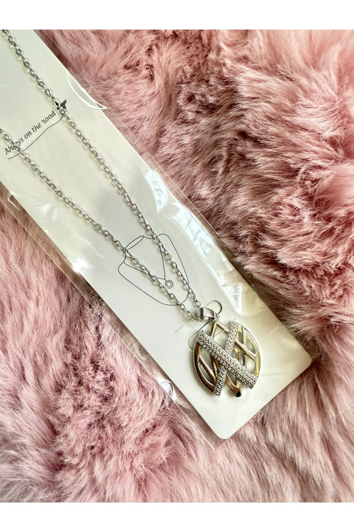 Butik Yeni Sezon Trend Çelik Gold Taşlı Harf Detaylı Zincir Kolye