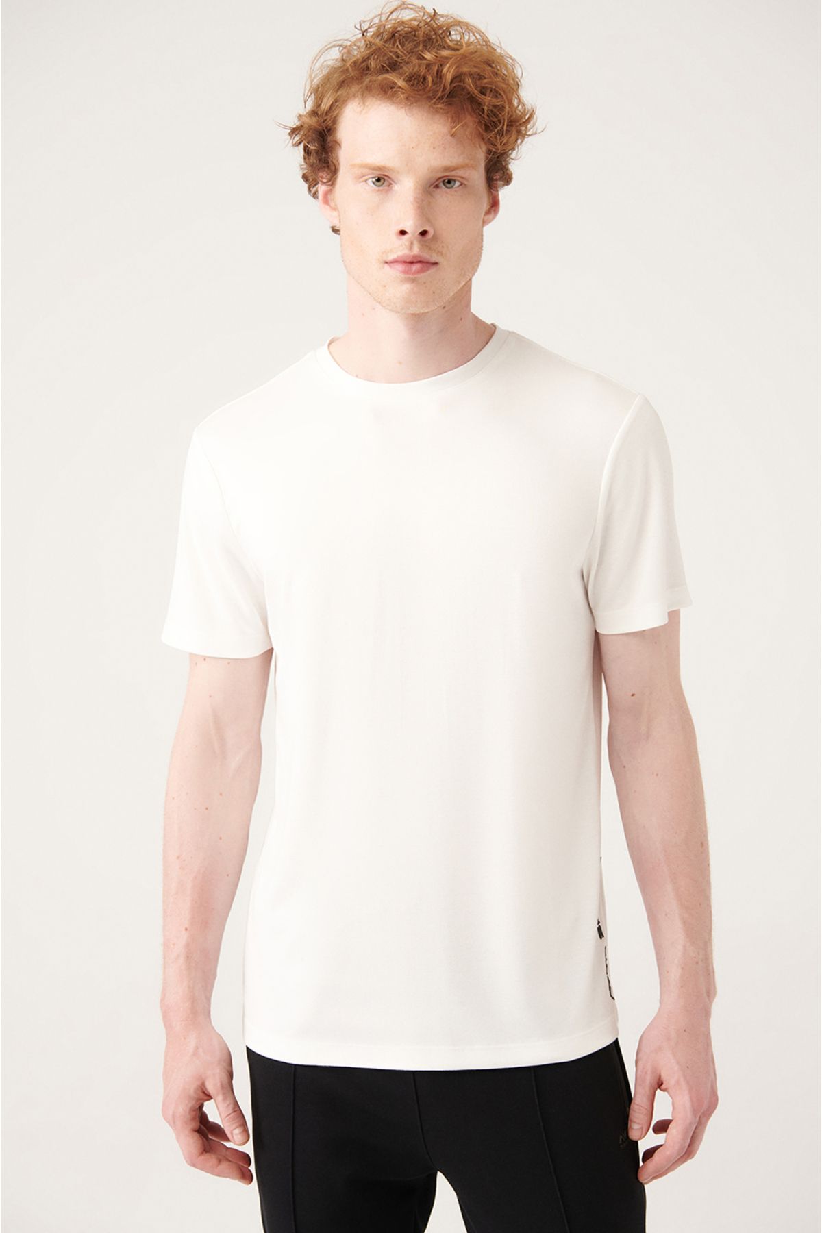 Avva-Ecrufarbenes Herren-T-Shirt mit Rundhalsausschnitt und weichen Knöpfen A31y1003 1