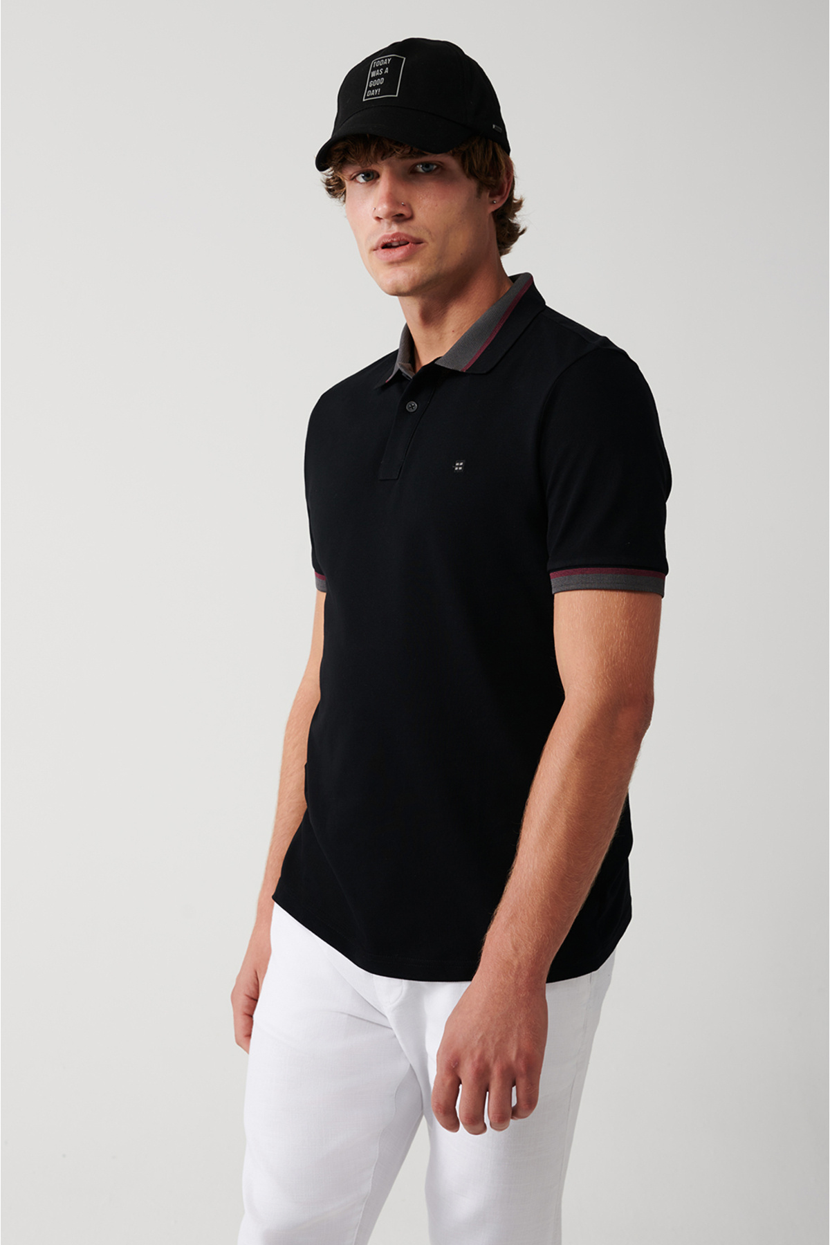 Avva-Schwarzes Herren-T-Shirt mit gestreiftem Kragen aus 100 % Baumwolle mit 2 Knöpfen und Polokragen E 001036 3