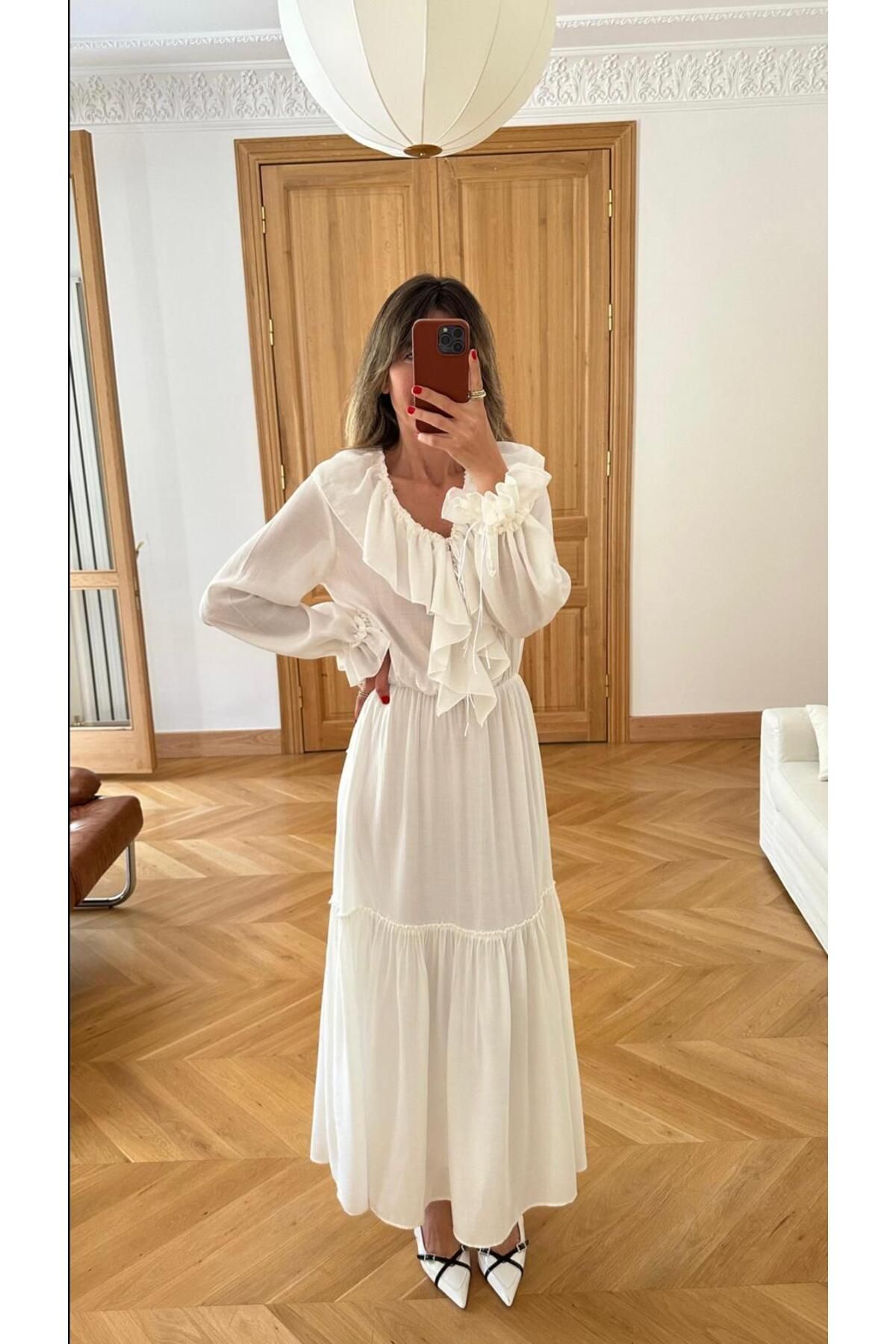 FEMMESTUDIO Kadın Beyaz Büzgü Detaylı V Yaka Bilekten Bağlamalı Beli Lastikli Elbise