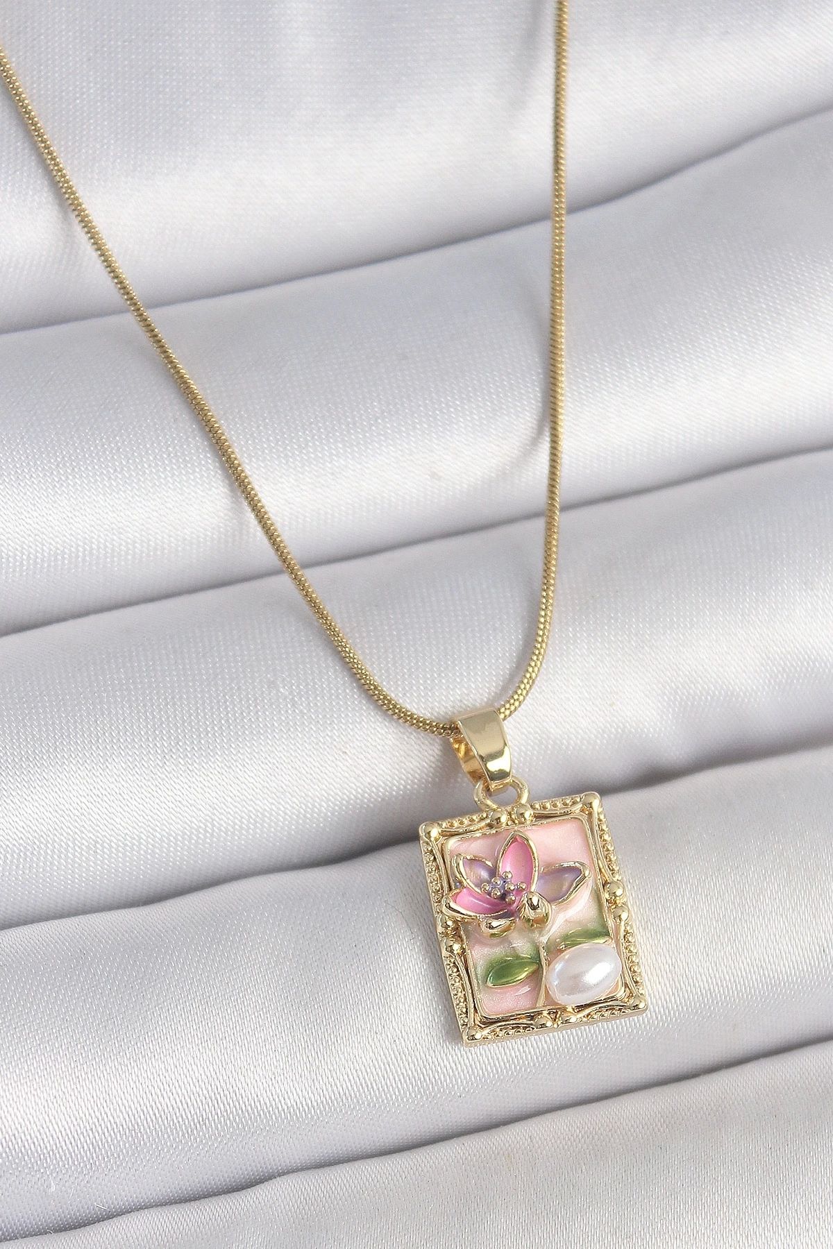 Clariss 316L Çelik Gold Renk Pembe Mineli Çiçek İşlemeli İnci Detay Portre Model Kadın Kolye