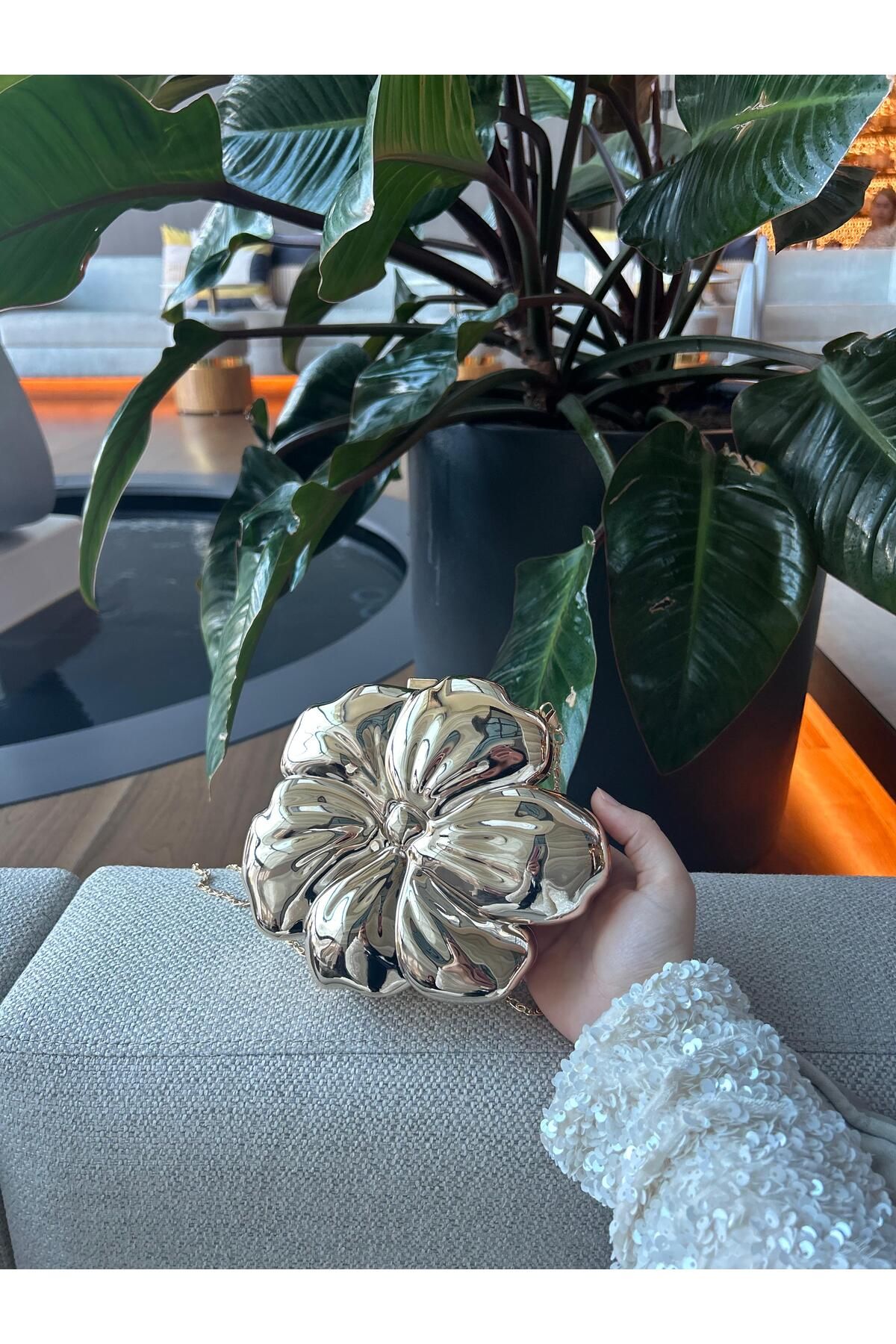 Merve Bayraktar gold çiçek çanta