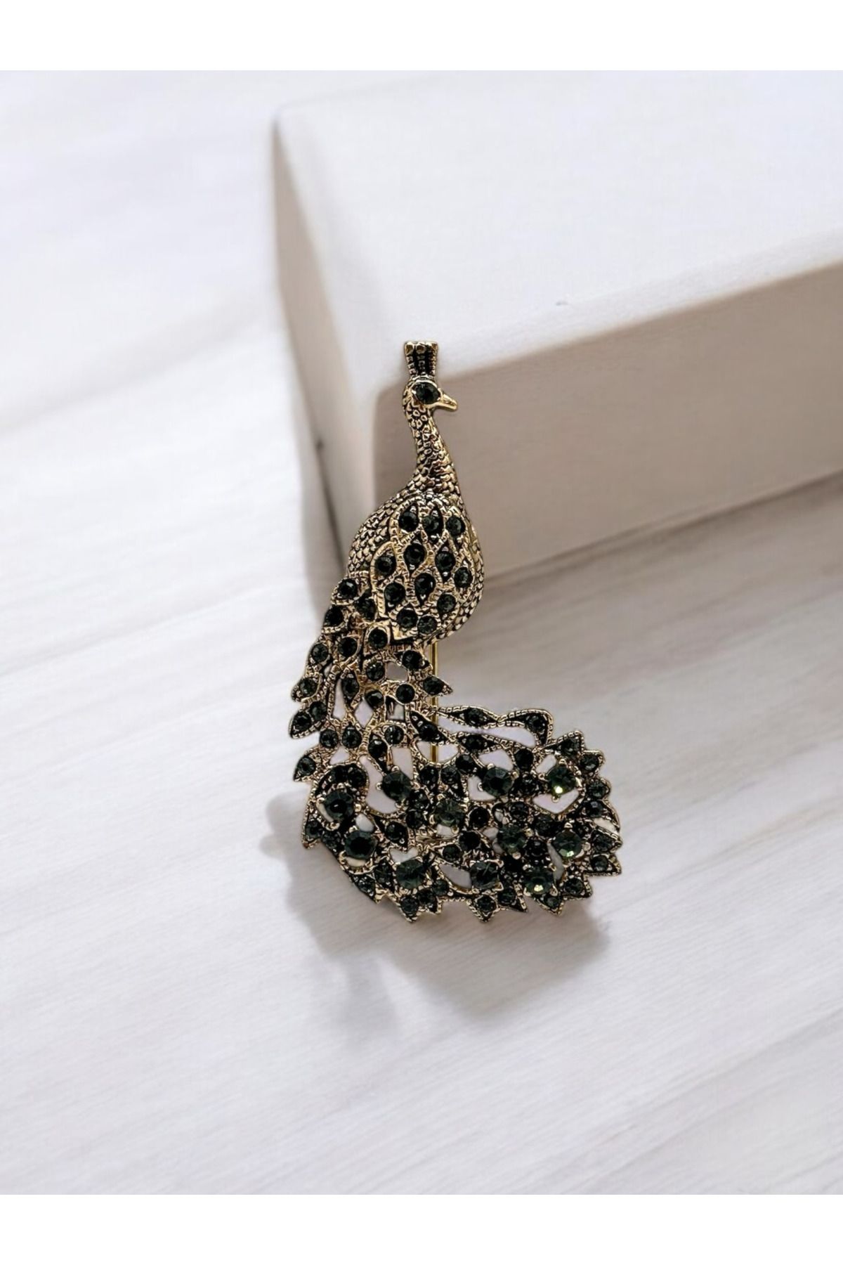 FUYA JEWELLERY Tavus Kuşu Broş