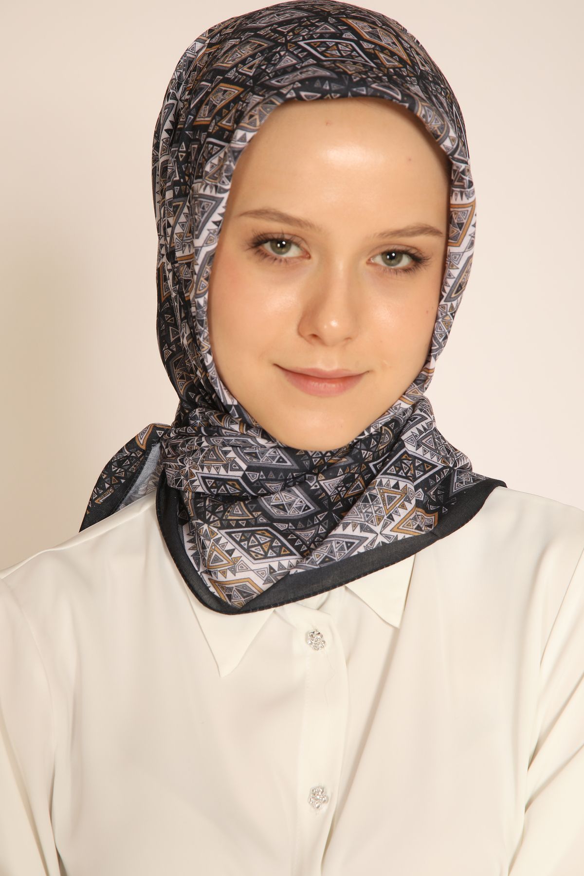 BERCHEM SCARF Akel Siyah Bej Etnik Desenli Eşarp – Zarif ve Modern Stil