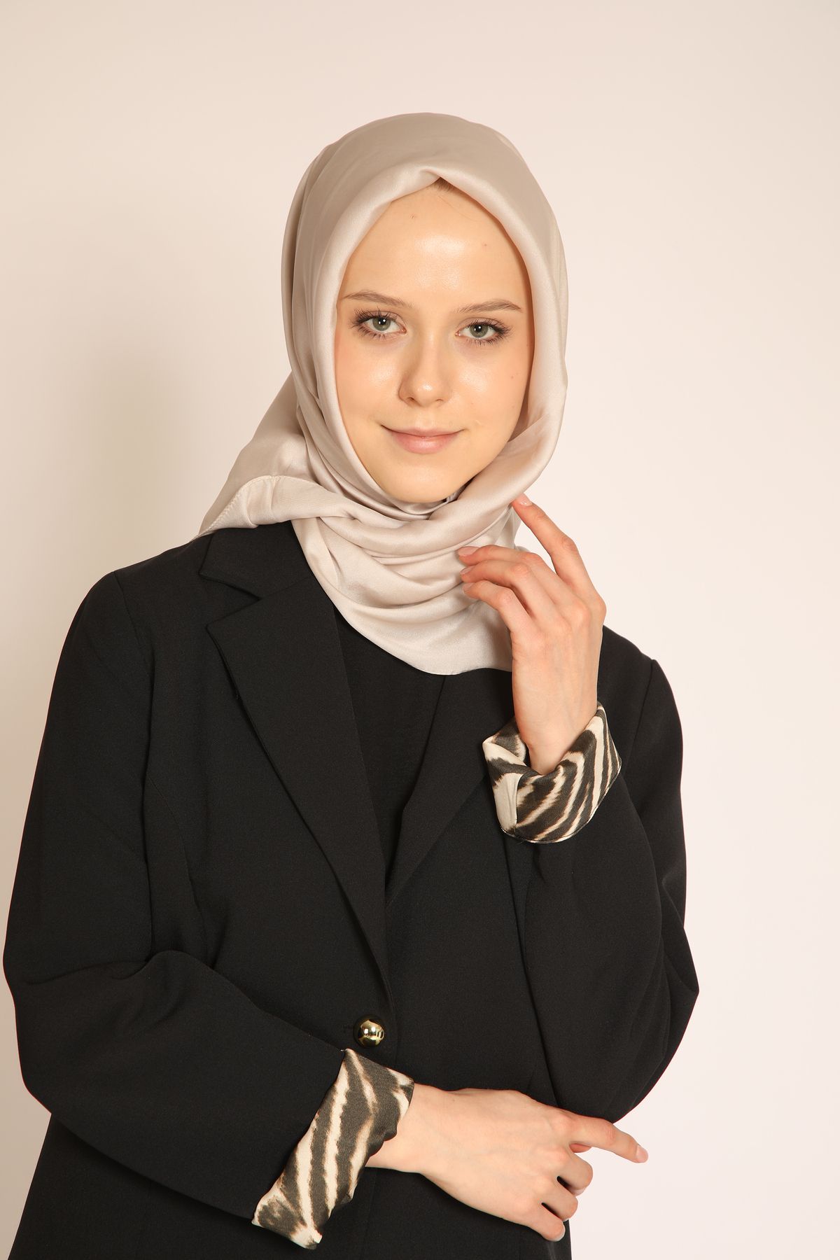 BERCHEM SCARF Akel Taş Rengi Düz Kristal Eşarp – Işıltılı Kumaşıyla Zarif ve Modern Görünüm