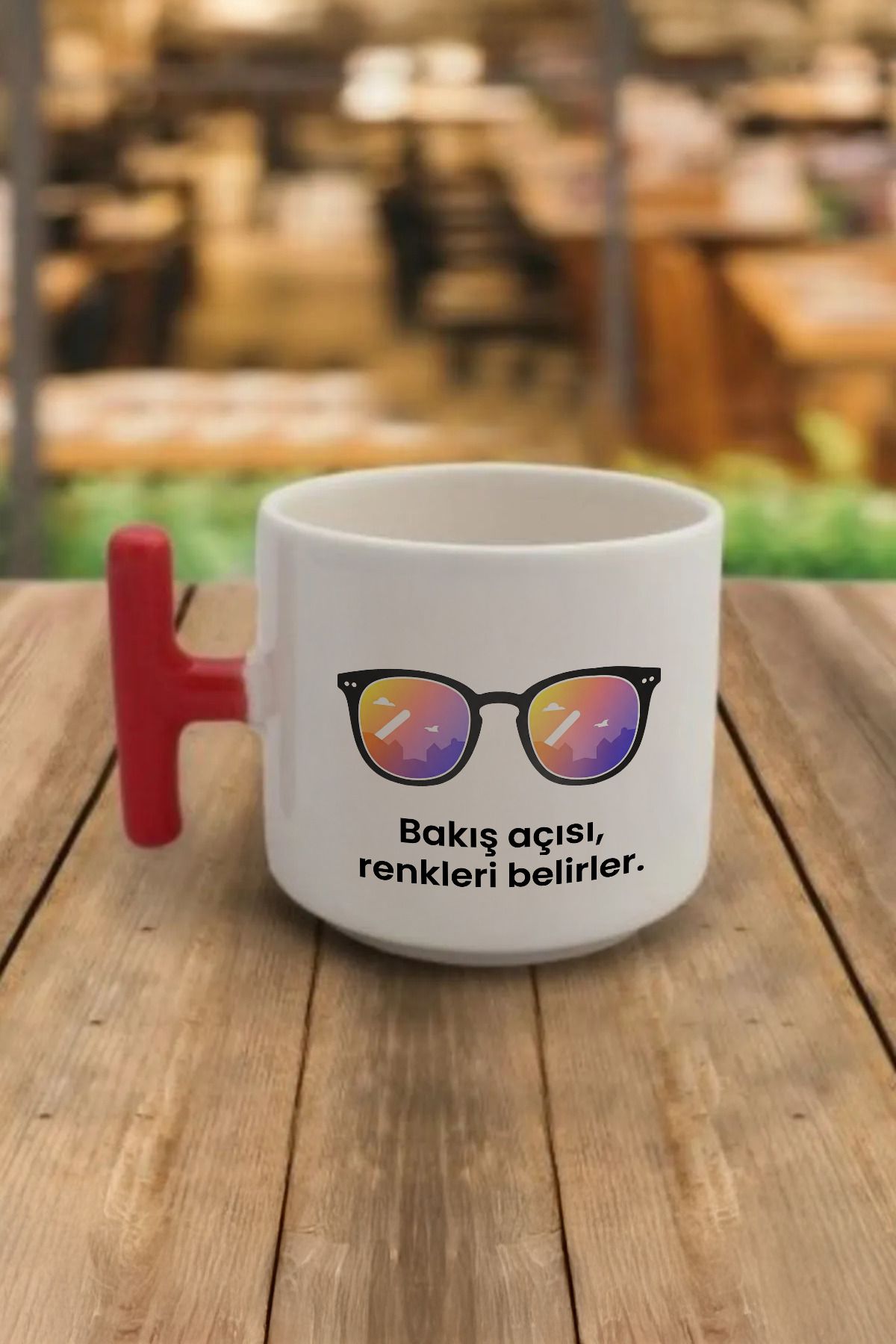 DozNest "Bakış açısı, renkleri belirler." Yazılı Kırmızı Kulplu Kupa Bardak - DZB49