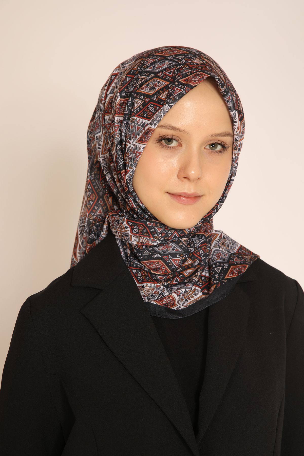 BERCHEM SCARF Akel Kiremit Siyah Etnik Desenli Eşarp – Modern ve Renkli Kombinlerin Vazgeçilmezi