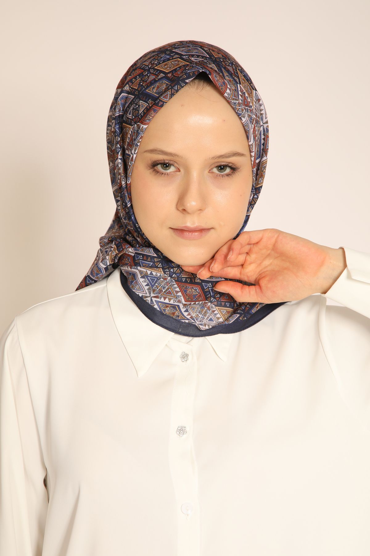BERCHEM SCARF Akel Etnik Desenli Renkli Eşarp – Canlı ve Modern Tarzın Yansıması