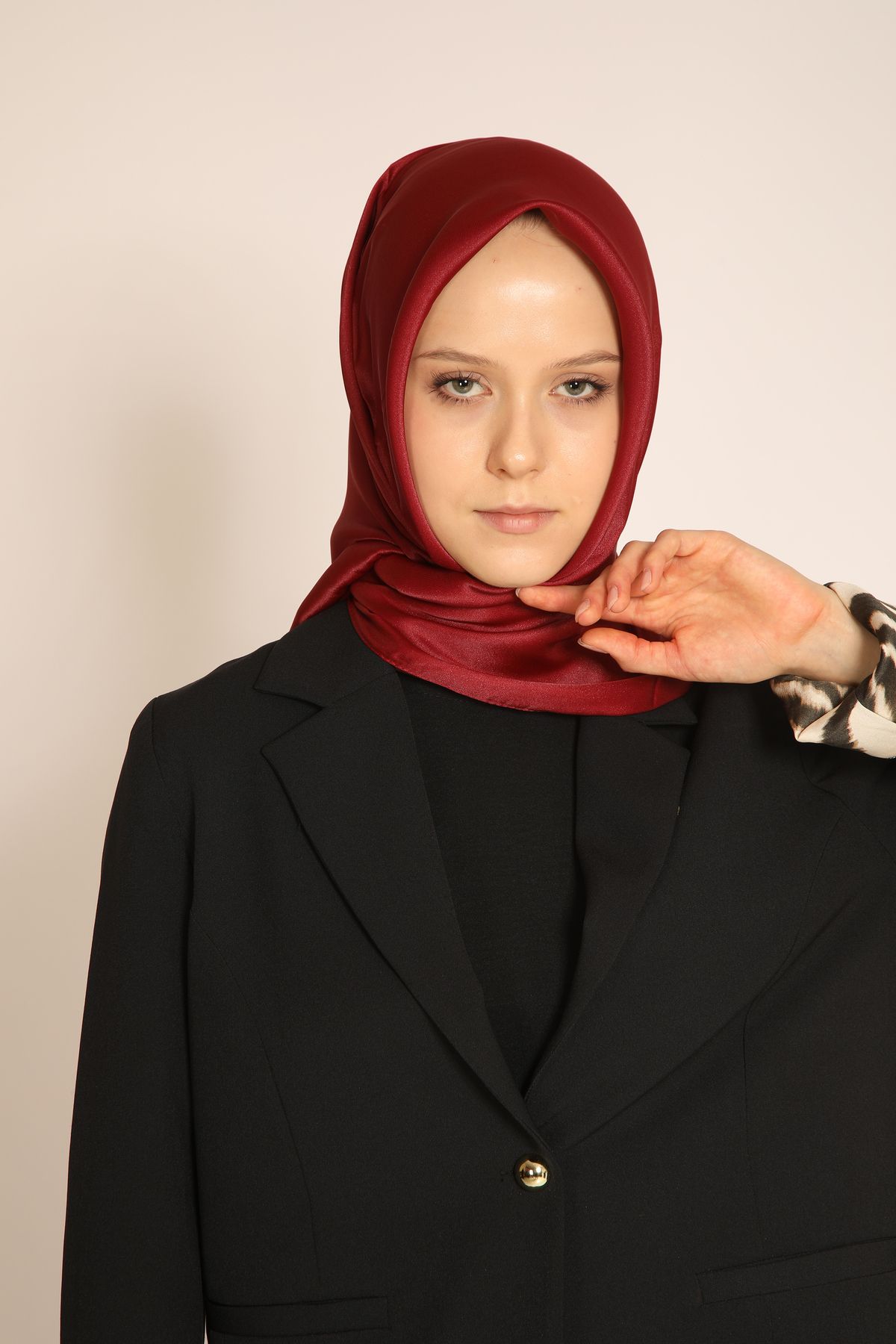 BERCHEM SCARF Akel Kırmızı Düz Kristal Eşarp – Işıltılı Dokusu ile Şık ve Modern Kombinler İçin Uygun