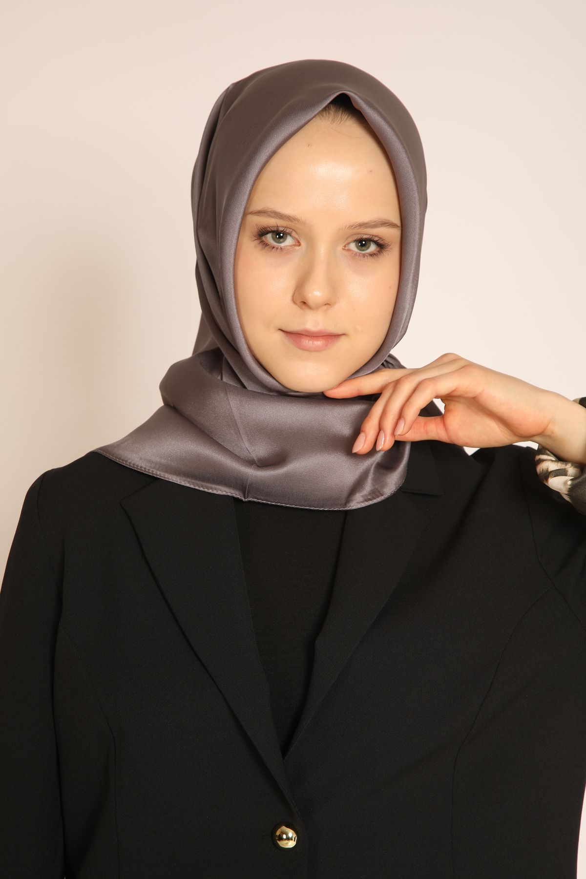 BERCHEM SCARF Akel Füme Düz Kristal Eşarp – Işıltılı ve Modern Duruşlu Tok Doku Eşarp Modeli